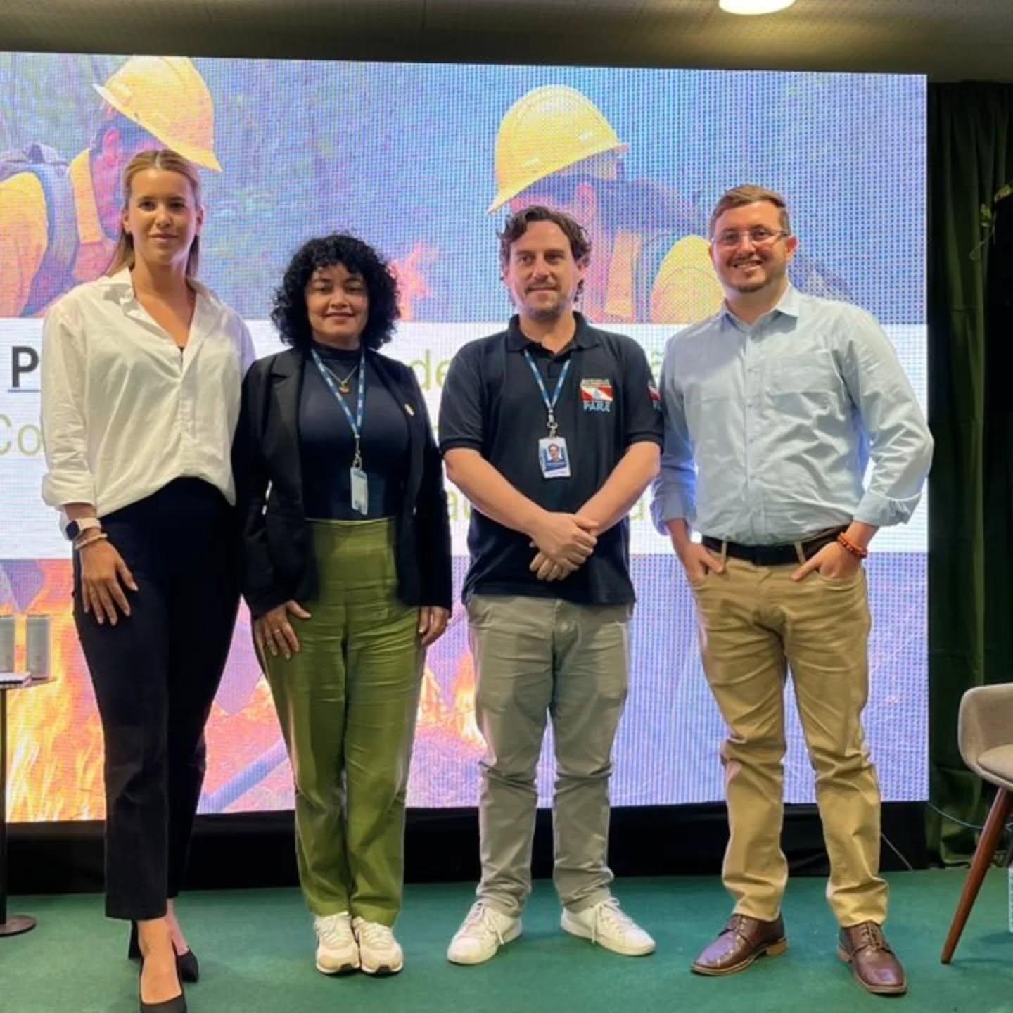 Dia 2 na COP 30 🌎🔥🌱
Começamos o dia com o Painel da Emboé no Pavilhão do Pará, na Zona Verde, sobre o Programa Estadual de Prevenção e Combate a Incêndios Florestais, uma iniciativa conduzida em parceria com a SEMAS e a cooperação técnica.
Foi uma conversa rica e profunda com os painelistas sobre governança, construção e institucionalização do MIF no Pará, destacando os avanços e desafios para fortalecer as ações de prevenção e resposta a incêndios florestais no estado.
À tarde, seguimos para o Fórum de Bioeconomia, onde acompanhamos apresentações da UFPA, IPAM, TNC, SEMAS, MMA e outros parceiros sobre dados, indicadores e caminhos concretos para impulsionar a bioeconomia amazônica.
O dia terminou com o lançamento de duas importantes iniciativas: o Inovasociobio, do Governo do Pará, e o Programa Próspera Sociobio, do Governo Federal, ambos reforçando o papel da bioeconomia e das cadeias sociobiodiversas na transição para um futuro mais sustentável e inclusivo.
#somosemboé #emboenacop30 #COP30 #cop30nopará #ManejoIntegradoDoFogo #Bioeconomia