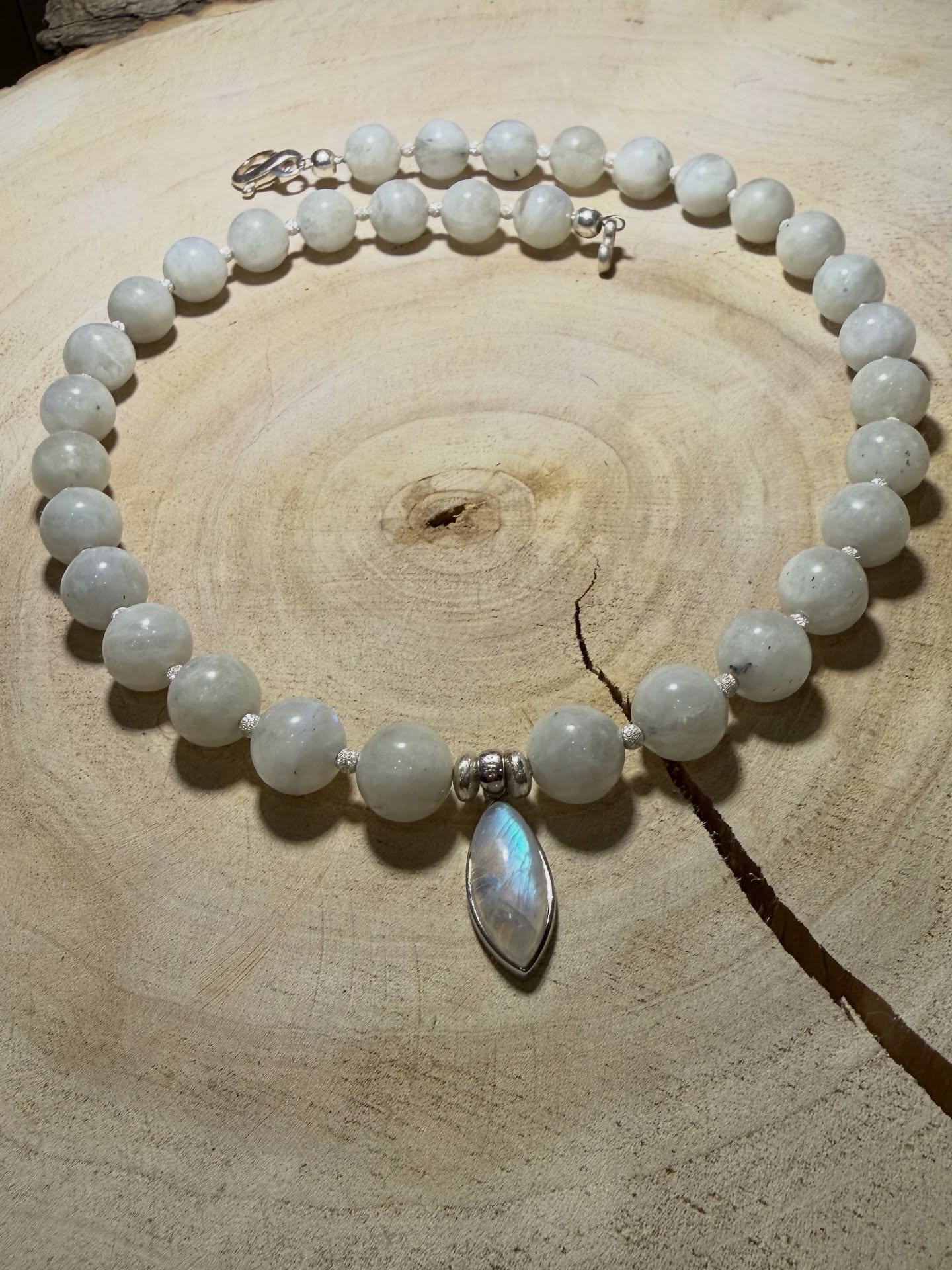 ✨ MOON WHISPER – Die Stimme deiner Intuition ✨
Handgefertigtes Unikat – aufgeladen mit der Energie des Mondes 🌙
Feinster Mondstein vereint sich mit zarten 925 Silberperlen
und einem leuchtenden Regenbogenmondstein-Anhänger,
der in allen Farben des inneren Lichts schimmert. 🌈
Diese Kette ist mehr als Schmuck – sie ist eine energetische Begleiterin,
die dich sanft in deine Intuition und weibliche Kraft zurückführt.
Sie erinnert dich daran, auf die leise Stimme in dir zu hören –
jene, die den Weg kennt, bevor dein Verstand ihn sieht.
💫 Wirkung:
Mondstein stärkt das Vertrauen in deine innere Führung,
harmonisiert Emotionen, öffnet Herz und Stirnchakra
und bringt Licht in verborgene Schichten deiner Seele.
🌕 Essenz:
Ich lausche der Stimme meines Herzens – sie kennt den Weg.
✨ Details:
• Mondstein – 925 Silber – Regenbogenmondstein-Anhänger
• liebevoll handgefertigt & energetisch aufgeladen
• Länge: ca. 45 cm
• Einzelstück – jedes Detail einzigartig
💎 Preis 291,-
(Zzgl Versicherter Versand)
inkl. Naturheilpraxis Doris Buteo Sitara Zertifikat
👉 Spürst du den Ruf deiner Intuition?
Dann ist Moon Whisper bereit, dich zu begleiten.
💫
#MoonWhisper #MondsteinMagie #RegenbogenMondstein #SpiritJewelry #UnikatSchmuck #Seelenlicht #Intuition #925Silber #SoulJewelry #NaturheilpraxisDorisButeo #Mondenergie #EnergetischerSchmuck #GoddessEnergy