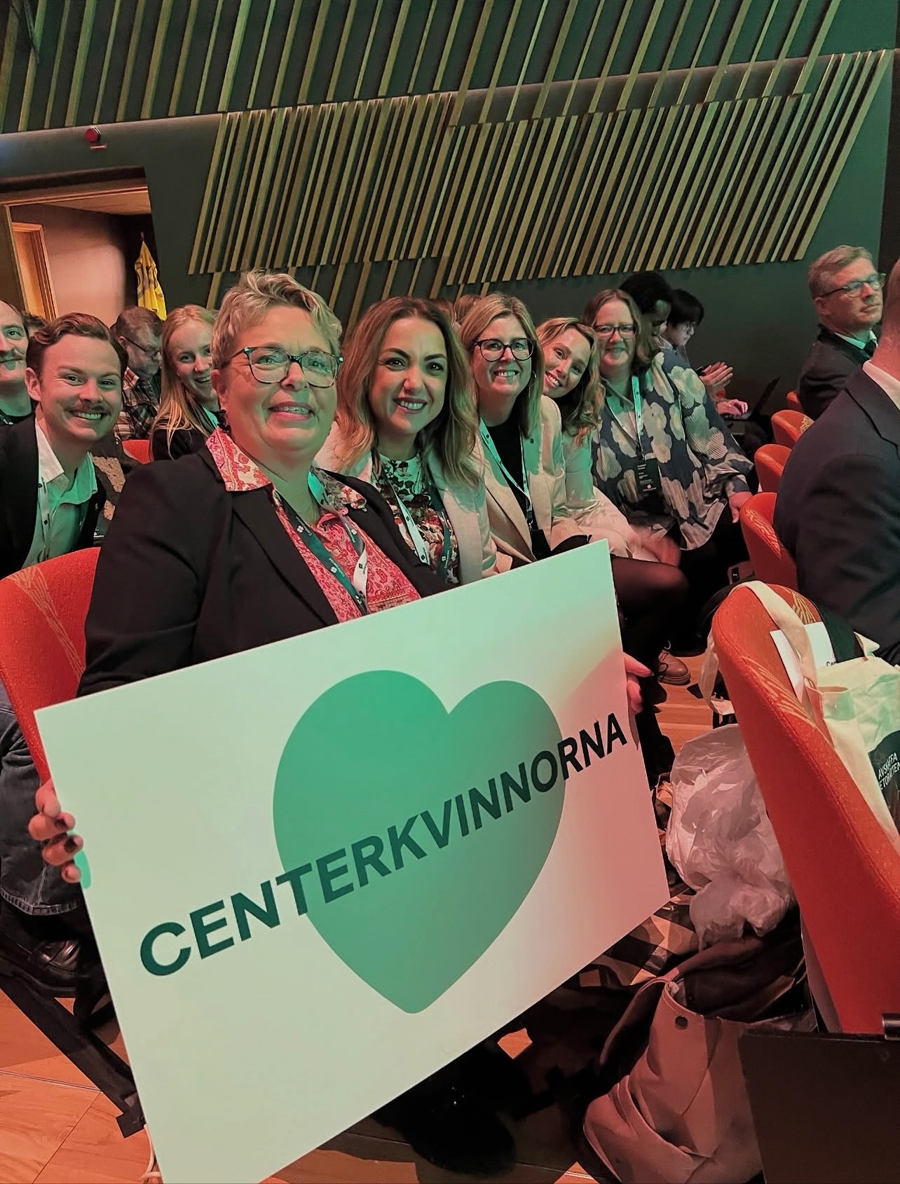 Nu inleds förhandlingarna. Centerkvinnorna är bänkade 💪
Och @rasmuselfstrom !