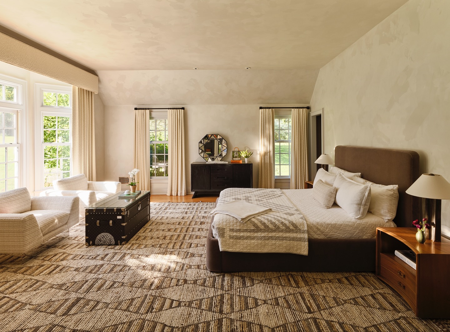 The Longfield Primary bedroom is a cozy, inviting space. Complete with plastered (everything). I am so excited to share this project. Stay tuned for more.
📷 @studio.thanasis
.
.
.
.
.
#primarybedroom #primarysuite #plaster #plasterwalls #moroccanrug #mohairbed #louisvuitton #hollandandsherry #creambedroom #chairish #1stdibs #paulfrankl #modern