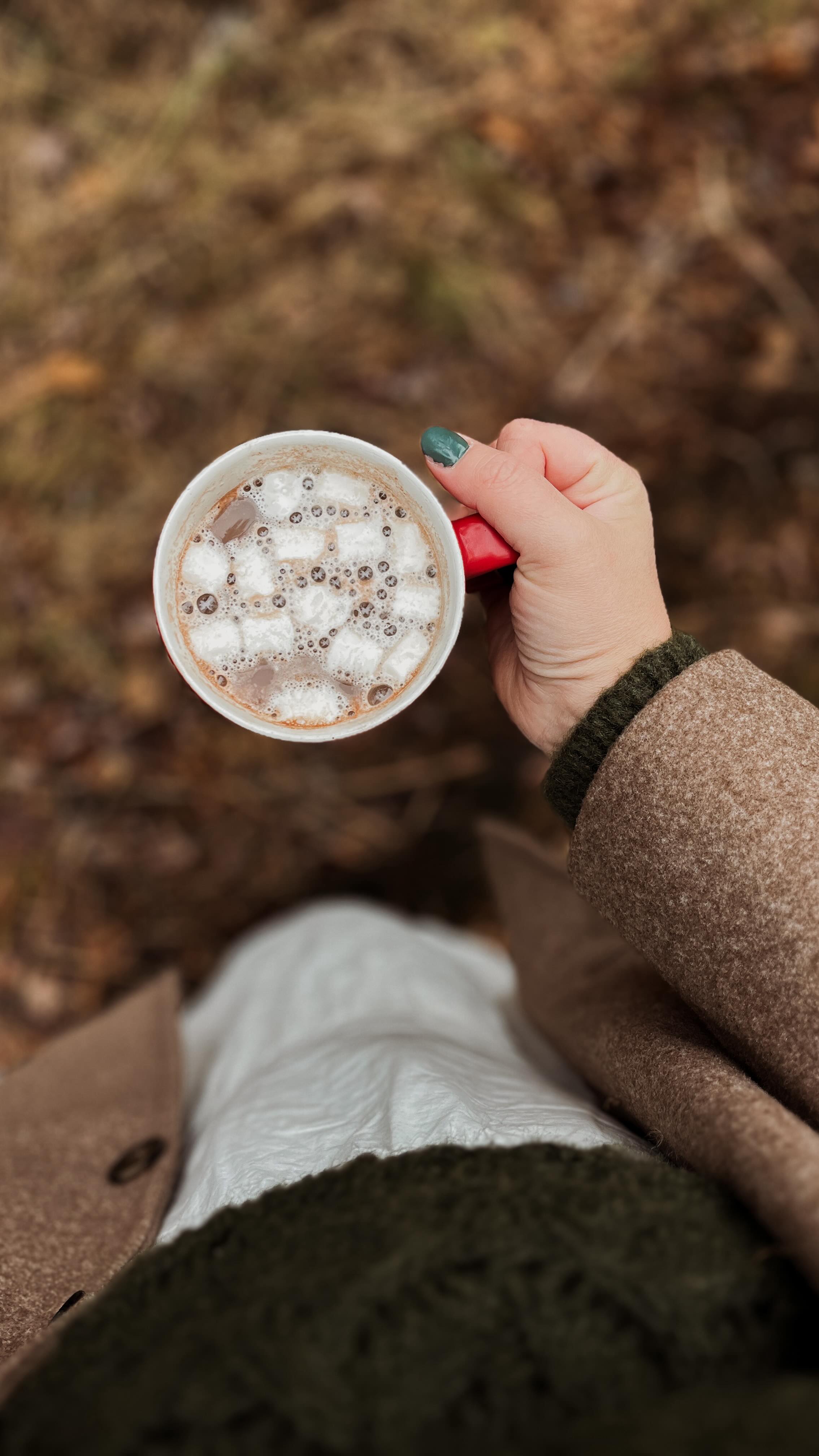 Combien de fois, en tant que mère, que femme, qu’épouse ou qu’enfant, nous nous sommes sentie comme insuffisante…?
Pourtant, Dieu n’attends pas de nous que nous soyons assez. Il prends ce que nous sommes, comme nous sommes et le multiplie, le fait fructifier, au-delà de ce qu’on aurait pu penser.
Si tu te sens insuffisante aujourd’hui, je t’invite à faire cette prière avec moi:
Seigneur Dieu Père,
Je me sens pauvre, petite, démunie. Pourtant tu me veux. Tu me choisis aujourd’hui et je t’en rends grâce. Je t’offre ce que je suis, mes cinq pains et mes deux poissons, mon petit reste. Transforme-les, fait les fructifier par ta grâce, fais-en ce que tu veux pour ton Royaume, ils sont à toi.
Amen
#blogchretien #motherhood #prayer