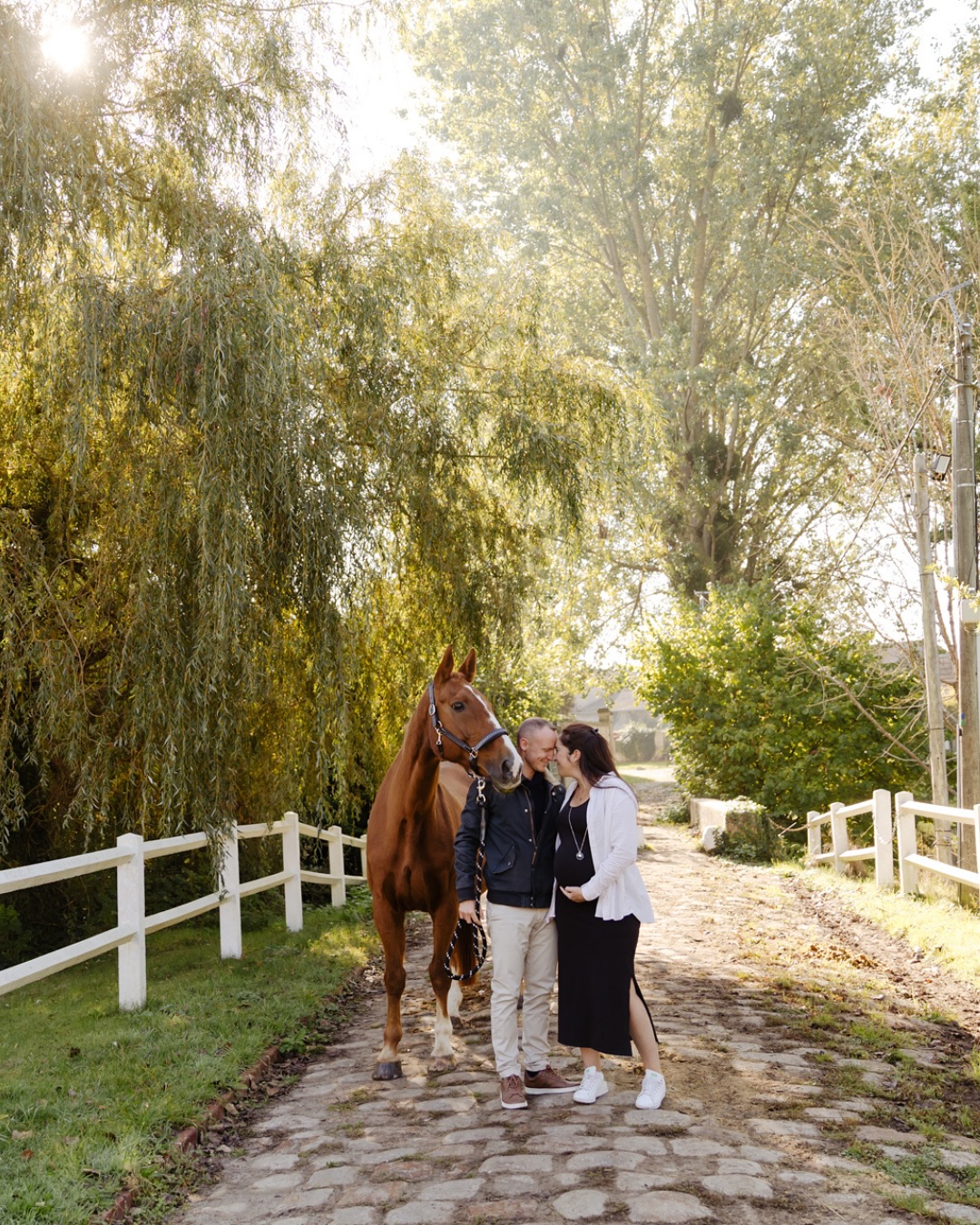 Il y a un an, je photographiais le mariage de Laura et Max. Cette fois, c’est pour une toute nouvelle aventure que je les ai retrouvés ❤️
Laura attend un heureux événement et pour cette séance, il était évident que Papagayo serait présent (tout comme au mariage d’ailleurs!) 🐴
Nous avons eu la chance d’avoir une jolie lumière dorée et les belles couleurs de début d’automne. Tout était réuni pour créer des images à la fois douces, authentiques et pleines de sens ✨
Comme à chaque fois, ces retrouvailles m’ont particulièrement touchée : revoir mes mariés et continuer à raconter leur histoire à travers les étapes de leur vie est l’une des plus belles récompenses 💛
———
#melanievauryphotographe#photographegrossesseoise#photographeanimalieroise#photographeequestre#photographelifestyle#futuremaman2026#futursparents2026