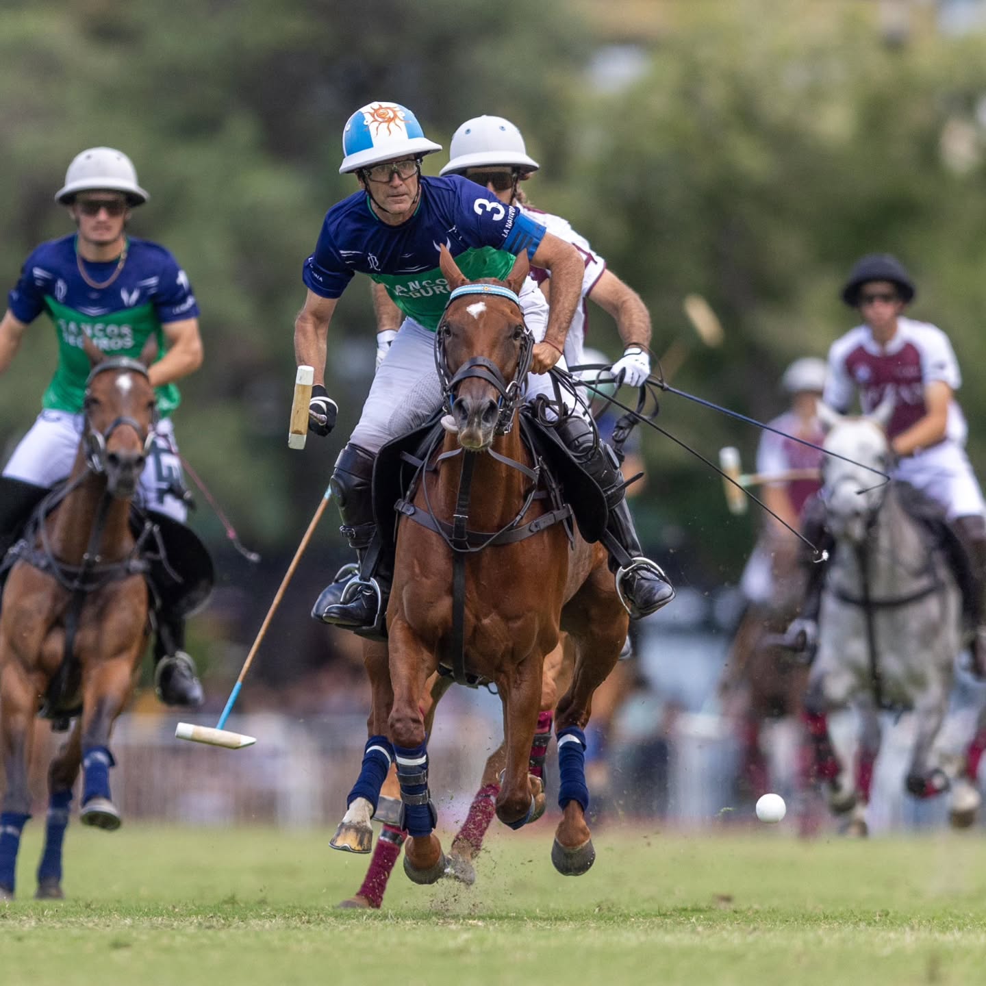 En su debut en el certamen, el reciente ganador de los Abiertos de Hurlingham y Tortugas y único postulante a la Triple Corona de la AAP, La Natividad La Dolfina, comenzó el torneo con un gran triunfo sobre La Zeta Kazak, uno de los equipos provenientes de la clasificación, que tuvo la vuelta de Beltrán Laulhé, por 22 a 11.
#siemprepolo
#somospolo
#veniaverpolo
#vivielpolo
#sentielpolo
#revistapololive
#triplecorona2025
📸 @paddyramirezph