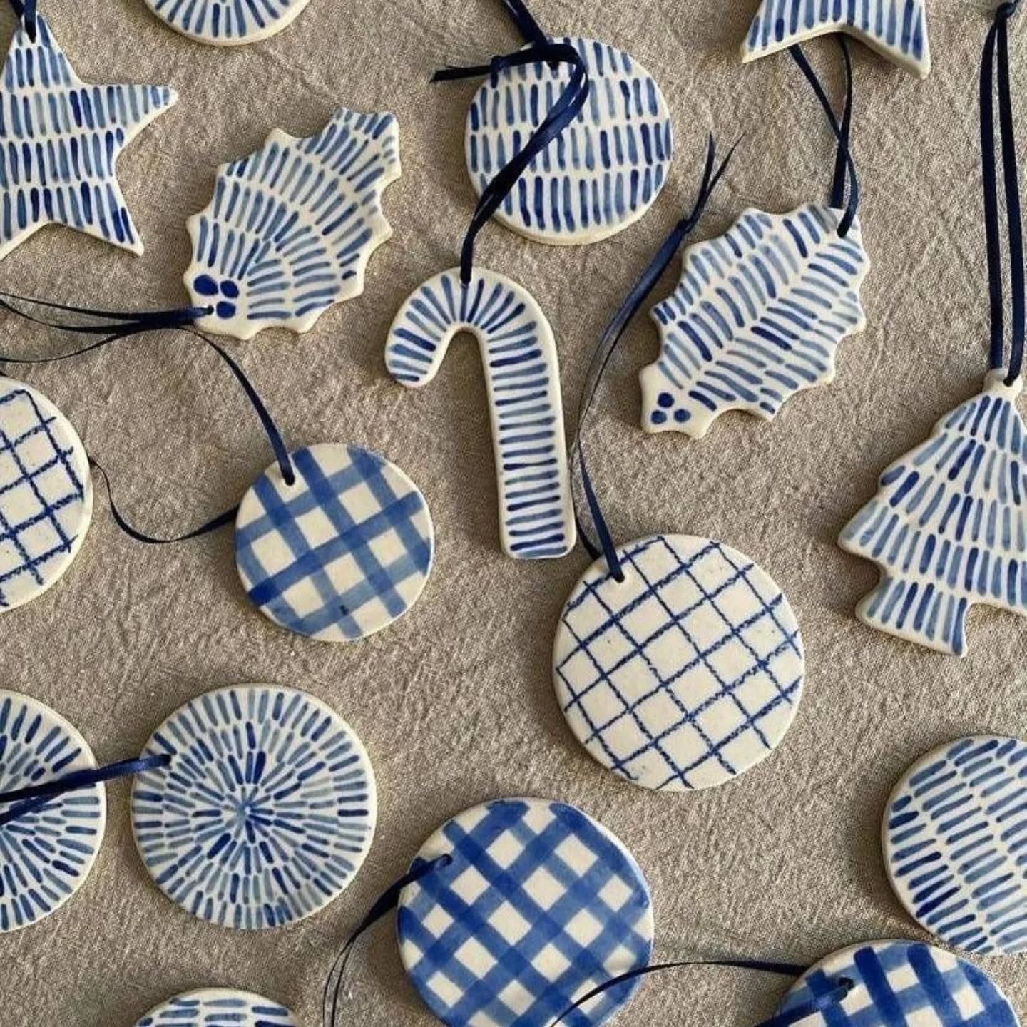 Pe final de noiembrie, te așteptăm să intri în spiritul sărbătorilor alături de noi. Nu cu grabă, ci cu sens, să lucrezi în tihnă și frumos, un set de 6 ornamente de Crăciun, unice, modelate și pictate doar de tine.
Vineri, 21 noiembrie, între 18:00-20:30 la Atelierul de ceramică — ornamente de Crăciun, alături de draga noastră Ioana, de la @unenstudio.
Poți alege forme clasice – brăduți, steluțe, globuri – sau poți lăsa imaginația să te ghideze. Fiecare ornament va fi ars și glazurat, gata de agățat în brad, oferit cadou sau păstrat ca amintire.
Te așteptăm cu muzică, ceai sau cafea caldă, lumânări și miros de brad, în spațiul nostru cosy. 💌
Botanical pick me up/ 250 lei / locuri limitate
Înscrierea se face prin linkul din bio (Atelier ceramică —ornamente de Crăciun)
💡 Nu ai nevoie de experiență – doar să fii!
Cu drag,
Ela & Ioana