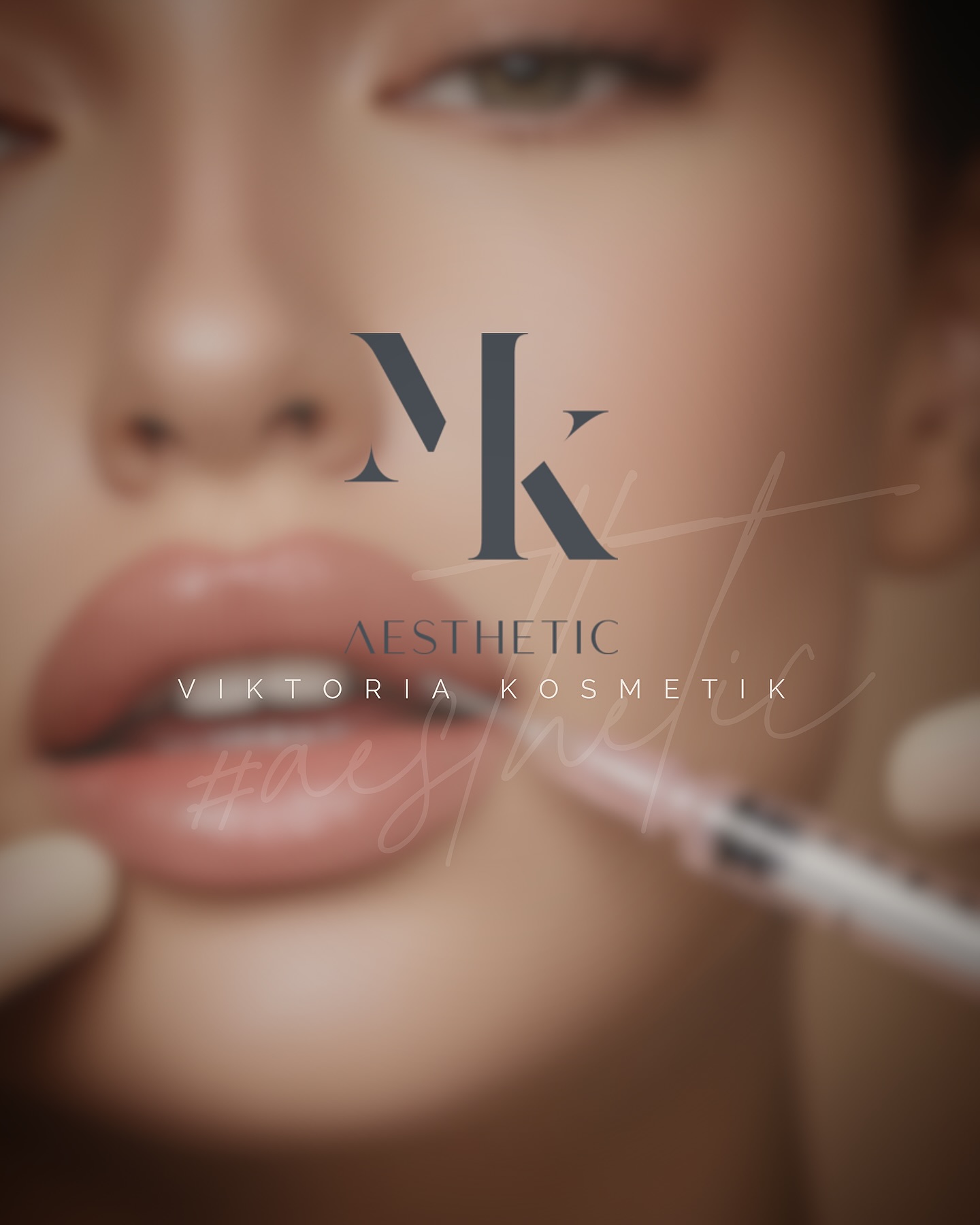 -> Wusstet ihr, dass Ästhetik mehr ist, als man sieht? 🤭💯
Viele verbinden ästhetische Behandlungen sofort mit übertriebenen Lippen, unnatürlichen Gesichtszügen oder dem berühmten „Entenschnabel“-Look.
Doch wahre Ästhetik ist genau das Gegenteil davon.
Sie ist unsichtbar, fein, harmonisch – und vor allem spürbar.
Denn ästhetische Medizin kann so viel mehr, als nur optisch zu verändern:
💉 Sie kann Migräne lindern, Zähneknirschen entspannen oder einfach ein Stück Lebensqualität zurückgeben.
Für uns im Studio bedeutet Ästhetik:
👉 Natürlichkeit, Präzision und Qualität – bis ins kleinste Detail.
Von unseren kosmetischen Behandlungen bis hin zu ärztlich geführten Anwendungen mit Dr. Med. Michaela Konopatsch (MK Aesthetic) – wir verfolgen ein gemeinsames Ziel:
Ergebnisse, die man nicht sofort sieht, aber tief spürt.
Denn echte Qualität erkennt man nicht auf den ersten Blick.
Man spürt sie. Man lebt sie. Und sie bleibt. 💛
Melde dich gerne für einen Beratungstermin. 🫶🏼
#MKAesthetic #DrMichaelaKonopatsch #ViktoriaKosmetik #NatürlichSchön #ÄsthetikMitSinn #Lebensqualität #FeineÄsthetik #SichereSchönheit #BeautyWithTrust #KosmetikstudioZeltweg #Leoben