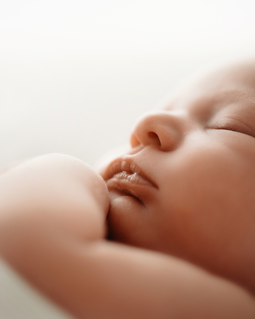 Sweetest little guy 😍 So teeny and sleepy at only 7 days new. Little Harvey! Loved capturing this gorgeous trio 🤍
-
#photography
#brisbanefamilyphotographer
#brisbanenewbornphotographer
#brisbanematernityphotographer
#newbornphotography
#newbornphotographerbrisbane
