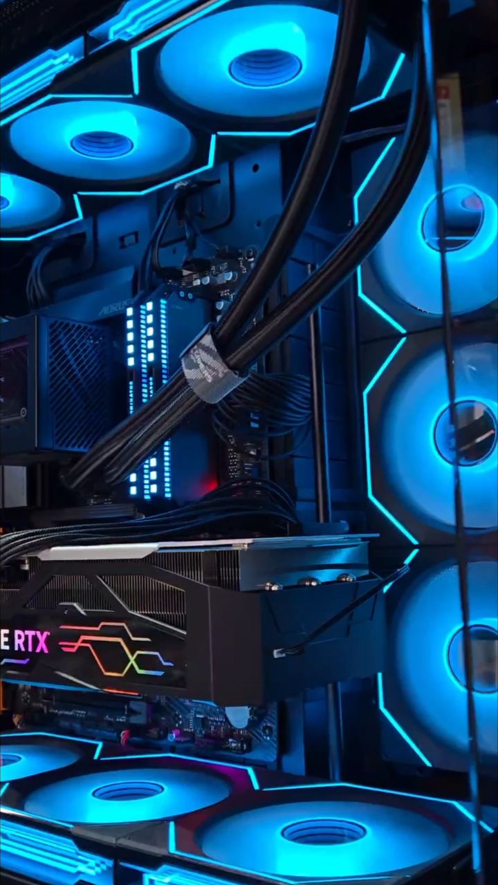 O barulho dos fans.
O brilho dos LEDs.
A precisão dos frames.
Não é só um PC.
É a experiência que transforma jogador em lenda.
Montado com obsessão, testado com agressividade
e pensado pra quem não aceita ficar abaixo do topo.
Na Única Computadores, cada máquina é feita para durar,
para rodar pesado,
e para entregar respeito.
Seu próximo nível começa aqui.