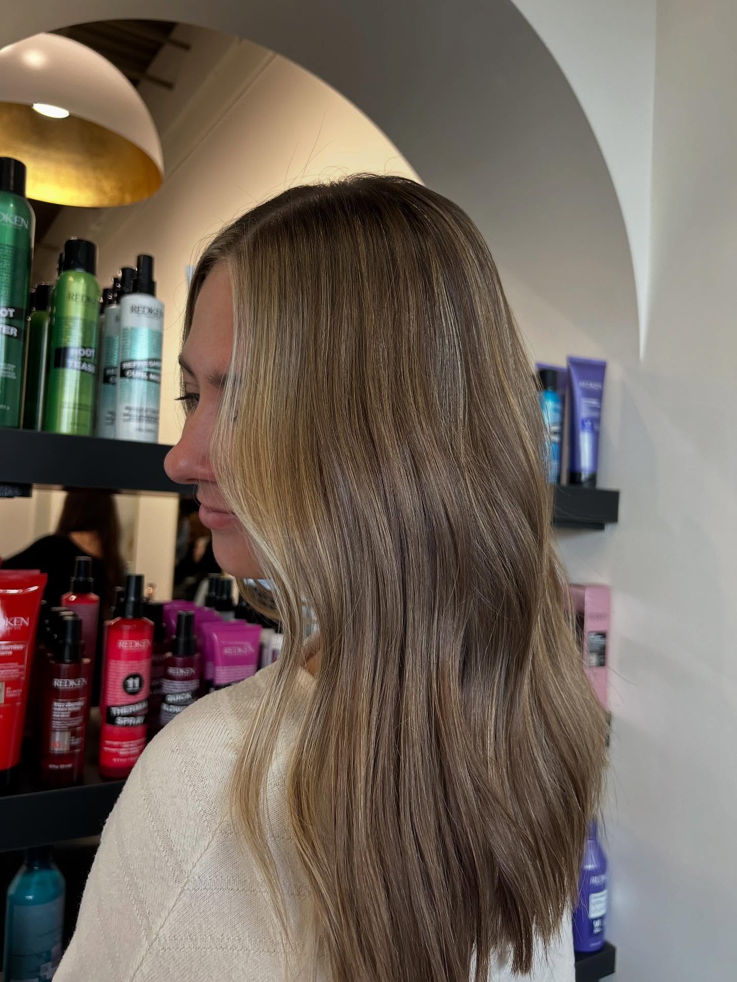 ✨ Soft, seamless dimension ✨
Natural-looking highlights + lived-in tone = the perfect low-maintenance glow. We love when color moves with the light and shows off every ribbon of blonde. 💛🌿
Cut+color: @hairby_graceroehl
#HealthyHairJourney #SoftBlonde #DimensionalColor #LivedInHighlights #SalonGlowUp #HairInspoDaily #BehindTheChair