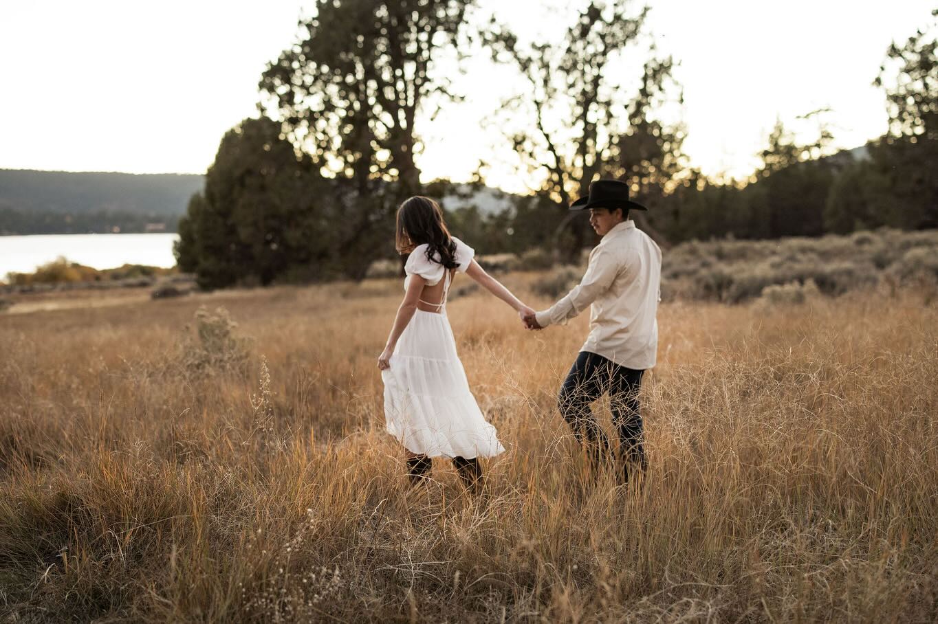 Every step with you feels like home 🤍🌾
#engagementsession #engagementphotos #engagementphotographer #couplesession #cowboy #cowboyhat #southerncaliforniaphotographer #weddingphotographer #loveinthewild #couplesinlove #modernlove #engagedlife #engagedcouple #timelesslove #romanticmoments #wanderwithlove #californiacouples #photoandvideo #orayanempire #luxuryweddingphotographer #engagementshoot