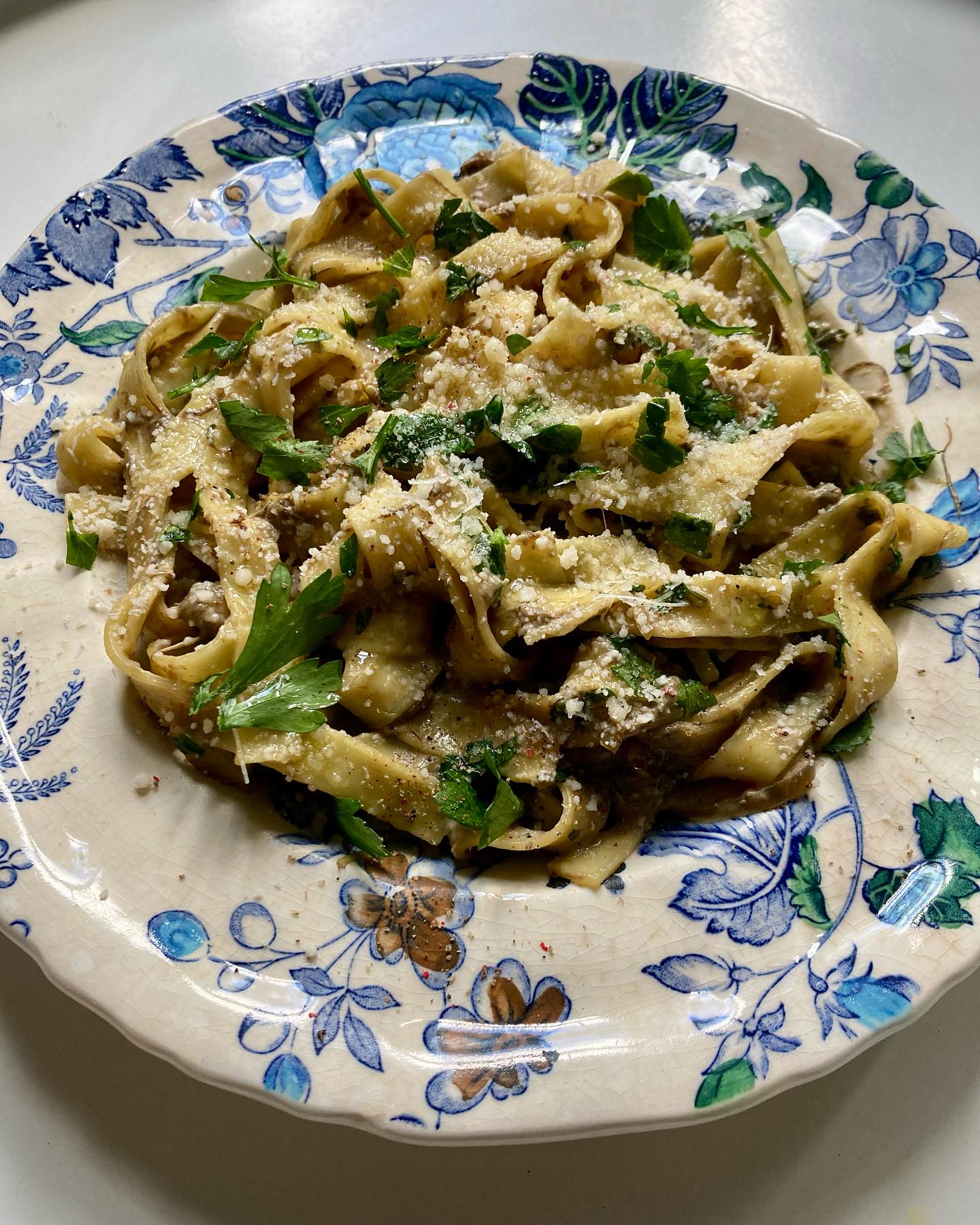 Tagliatelles, sauce crémeuse aux cèpes!
Avec cette année à cèpes, je ne peux m’empêcher de me régaler! Voici une version de « tagliatelle con funghi », comme j’aimais les savourer en Italie, lors de mes voyages, en tant que styliste, dans mon ancienne vie!
.
Pour 4 personnes: 500g de cèpes frais, 500g de tagliatelles fraîches, 20cl de crème fraîche, 60g de parmesan râpé, 1 échalote, 1 gousses d’ail, 1/2 bouquet de persil, huile d’olive, sel, poivre.
.
Mettre l’eau à bouillir pour les pâtes, avec une bonne poignée de gros sel.
Nettoyer les cèpes et les couper en tranches fines.
Éplucher et émincer finement l’ail et l’échalote.
Effeuiller, laver et gâcher le persil.
Dans une poêle, faire chauffer 1 c.à soupe d’huile d’olive. Y faire légèrement dorer l’échalote et l’ail, ajouter les cèpes et faire revenir 10 minutes environ. Ajouter la crème fraîche, la moitié du parmesan. Saler, poivrer. Cuire 5 minutes de plus. Ajouter le persil.
Faire cuire les pâtes le temps indiqué. Les égoutter, après avoir ajouté 1/2 verre d’eau de cuisson dans la sauce pour la rallonger un peu.
Bien mélanger avec les pâtes.
Servir bien chaud avec un peu de persil, de parmesan et un dernier petit filet d’huile d’olive.
Buon appetito!
.
#pasta #pastalover #tagliatelle #tagliatelles #tagliatellesfraîches #cèpes #cepes #funghiporcini #funghiporcini🍄 #funghilovers #cestdesaison #cucinatradizionale #cucinaitalia #cucinadellanonna #madreperlamtc