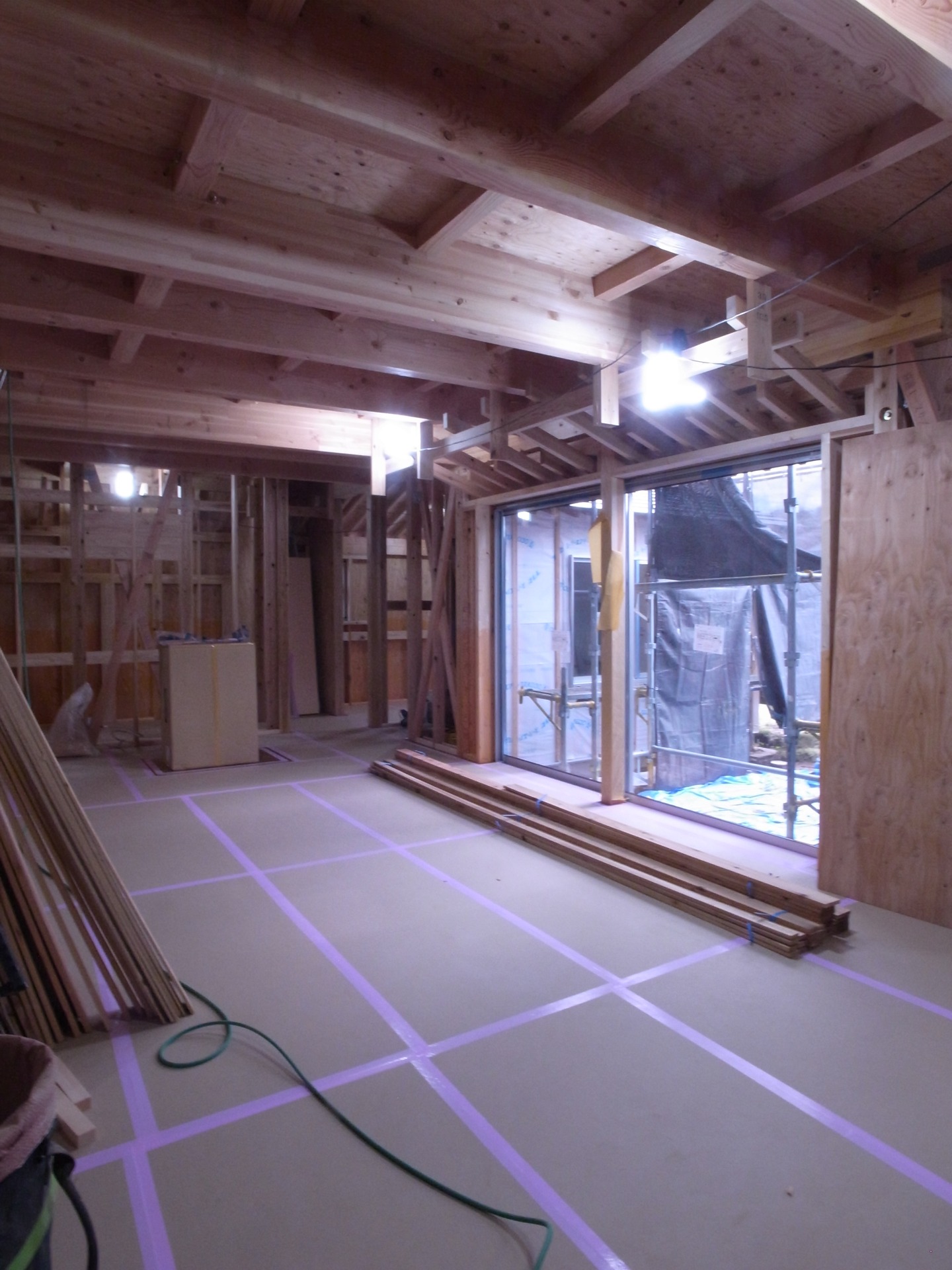 20251112
O邸(大庭の家)
居間・食堂 和室
床仕上げの現場打合せ
#暮らしの醸造所
#建築設計事務所
#建築家
#木造住宅
#住宅設計
#居間
#食堂
#和室
#庭を活かしたプラン
#視線
#閉じて開く
#外と繋がる
#土中整備
#土を大切に
#庭
#できるかぎり自然に近づける
#風景
#風景を還す
#中庭
#外庭
#住まいを