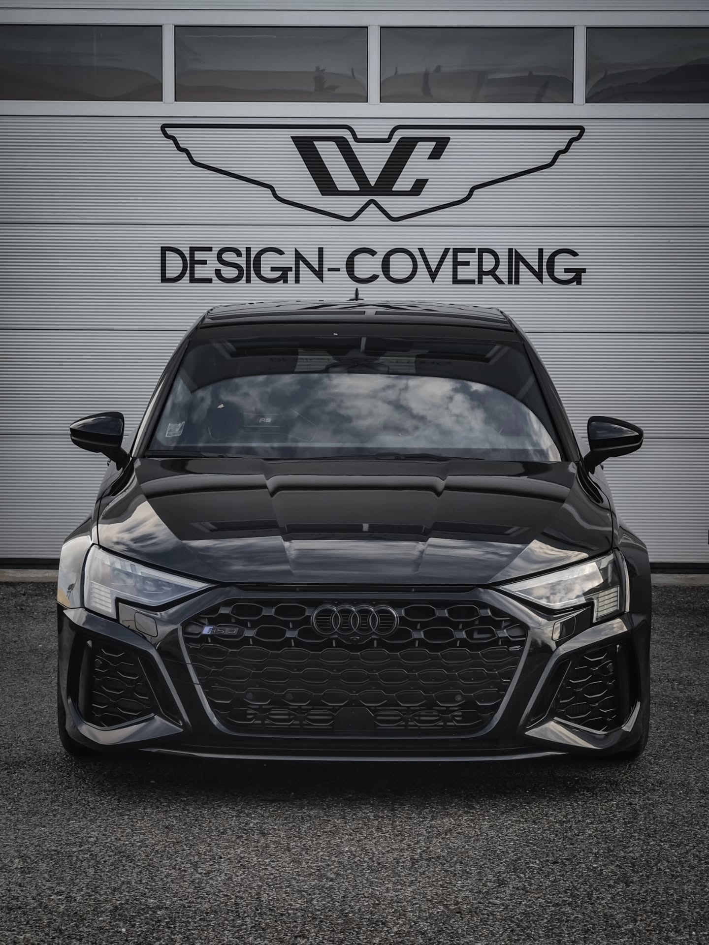 La requête était simple: changer et protéger le bleu performance de cette RS3 par quelque chose de plus sobre. C'est chose faite avec un gloss black metallic.
.
De quoi donner un look plus sobre mais aussi terriblement badass.
.
⬇️ Audi RS3 performance Édition ⬇️
✔️Wrapping noir métallisé
.
#car #cars #ppf #covering #wrapping