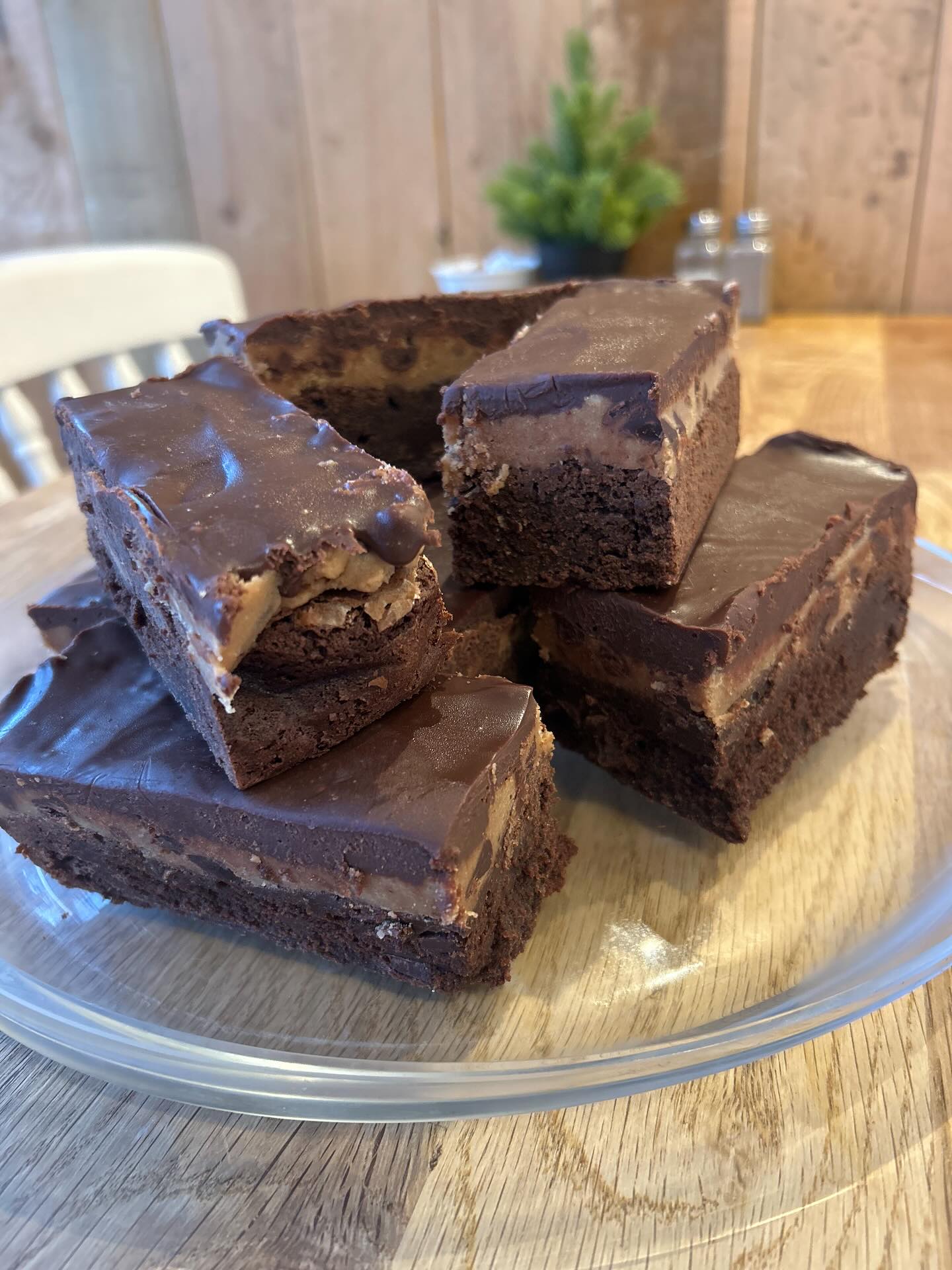 Claudia has arrived, come join her for a hot drink & homemade cakes šŖš°
Come try our new Christmas burger this weekend š (pictures to follow!)
Homemade bakes:
ā¢Mince pie brownie (GF DF)
ā¢Millionaires loaf
ā¢Choc orange cake
ā¢Old school cake
ā¢Fruit cake & cheese
ā¢Coffee cake
ā¢Cookie dough brownies
š§