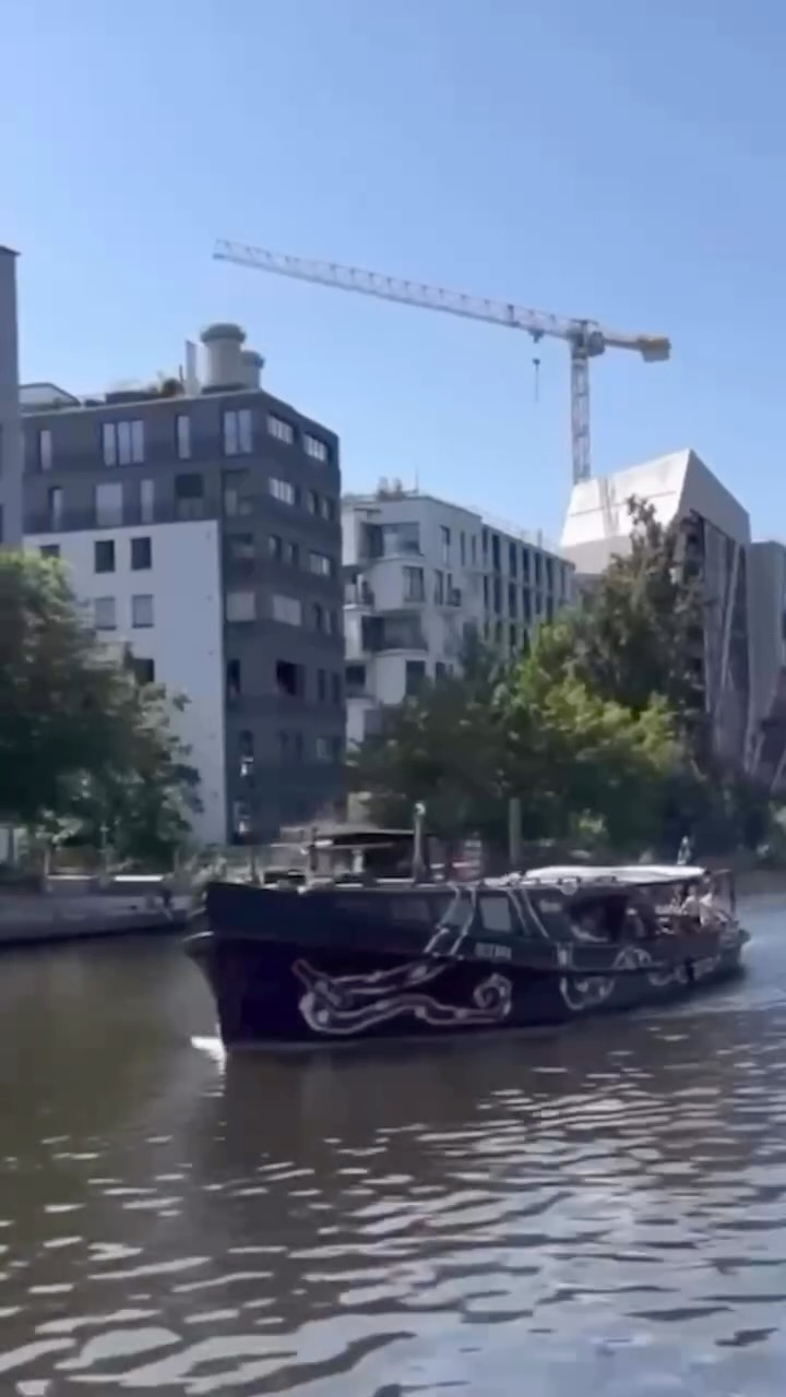 We’re cruising again! 🚢
This Saturday from 16:00: 1 free Glühwein and a fireplace at Sage🔥 and 3.5 hours of party, chaos & winter market fun on a boat from 16:30-20:00
Setting off from Sage Beach, ending at Kater with a special club discount!
from @sage_berlin_kreuzberg with @oceana.berlin direct to @kater.berlin ⚡️
Footage: @laurialexandermahr