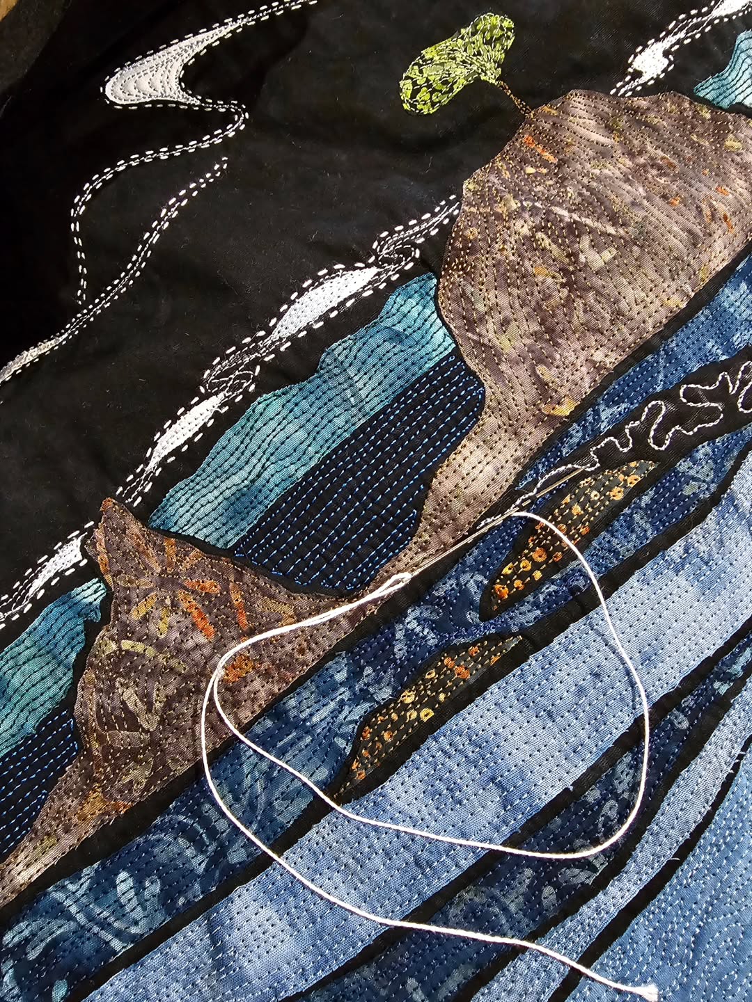 Work in progress... A Bay of Plenty coastal landscape. Does anyone recognize it? 😅 A bit of slow stitching while watching Netflix... A week to go before the @bopopenstudios begin.
#artistatwork #textileartist #artquilter #mixedmediatextileartist #textileartexhibition #textileart #artquilts #artquilting #rawedgeapplique #contemporarytextileart #fabriccollage #fabricart #landscapeartquilts #inspiredbycoast #inspiredbylandscape #coastallandscape #contemporarystitch #slowstitching #slowstitch #runningstitch