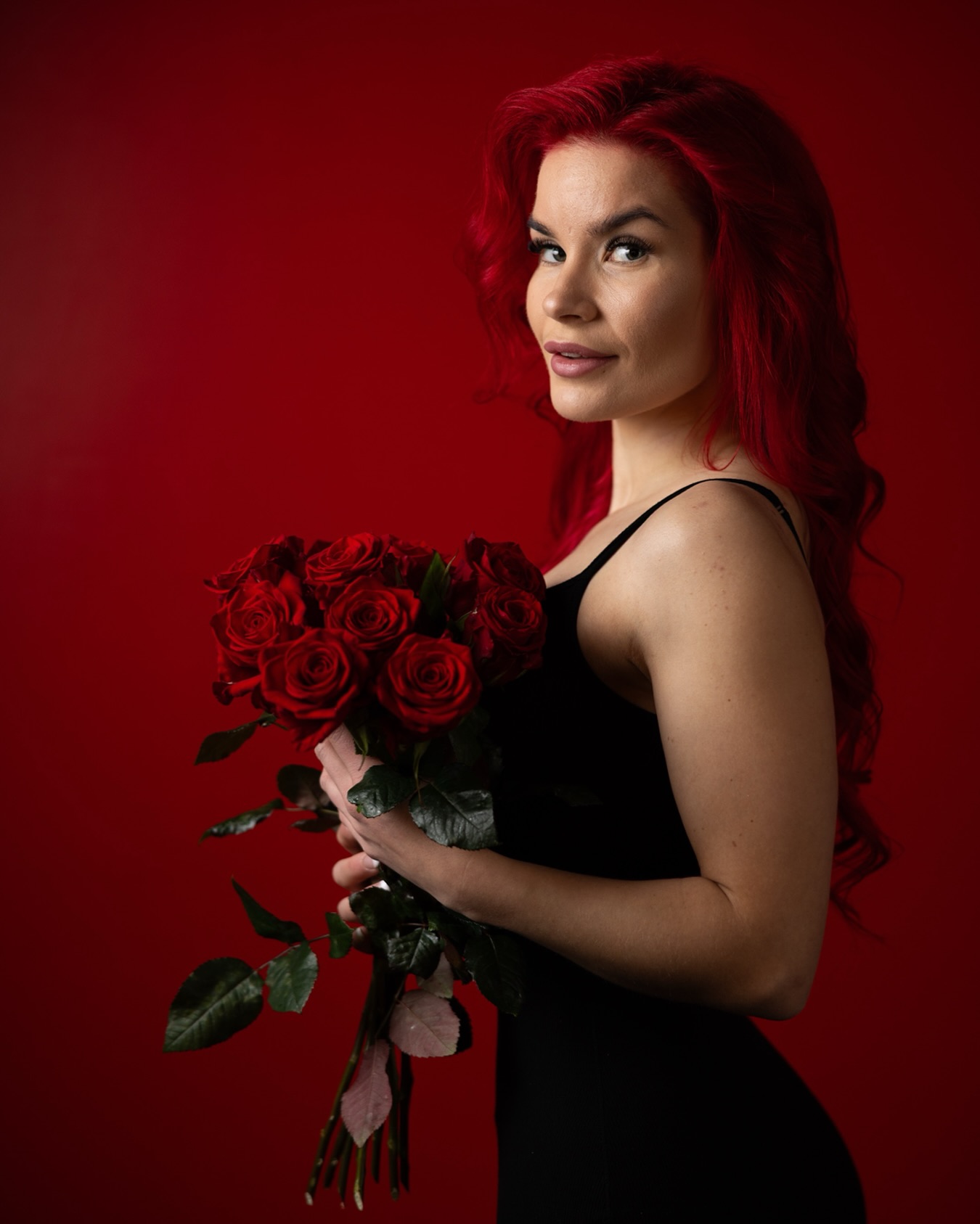 Hyvä isä on kuin kallio, joka ei huoju,
vaan kantaa tuulen painon hiljaisena.
Hän ei huuda, vaan kuuntelee.
Hän opettaa polkemaan pyörää,
ja pitää kiinni jos tie on liukas.
Hän on kädet, jotka korjaavat rikkinäiset tavarat.
Hyvä isä on läsnä hiljaisuudessa,
joka sanoo enemmän kuin tuhat sanaa.
Hän on turva, joka ei katoa
vaikka kaikki muuttuisi. ✨
Hyvää isänpäivää ❤️
#isänpäivä #isi #isä #2025