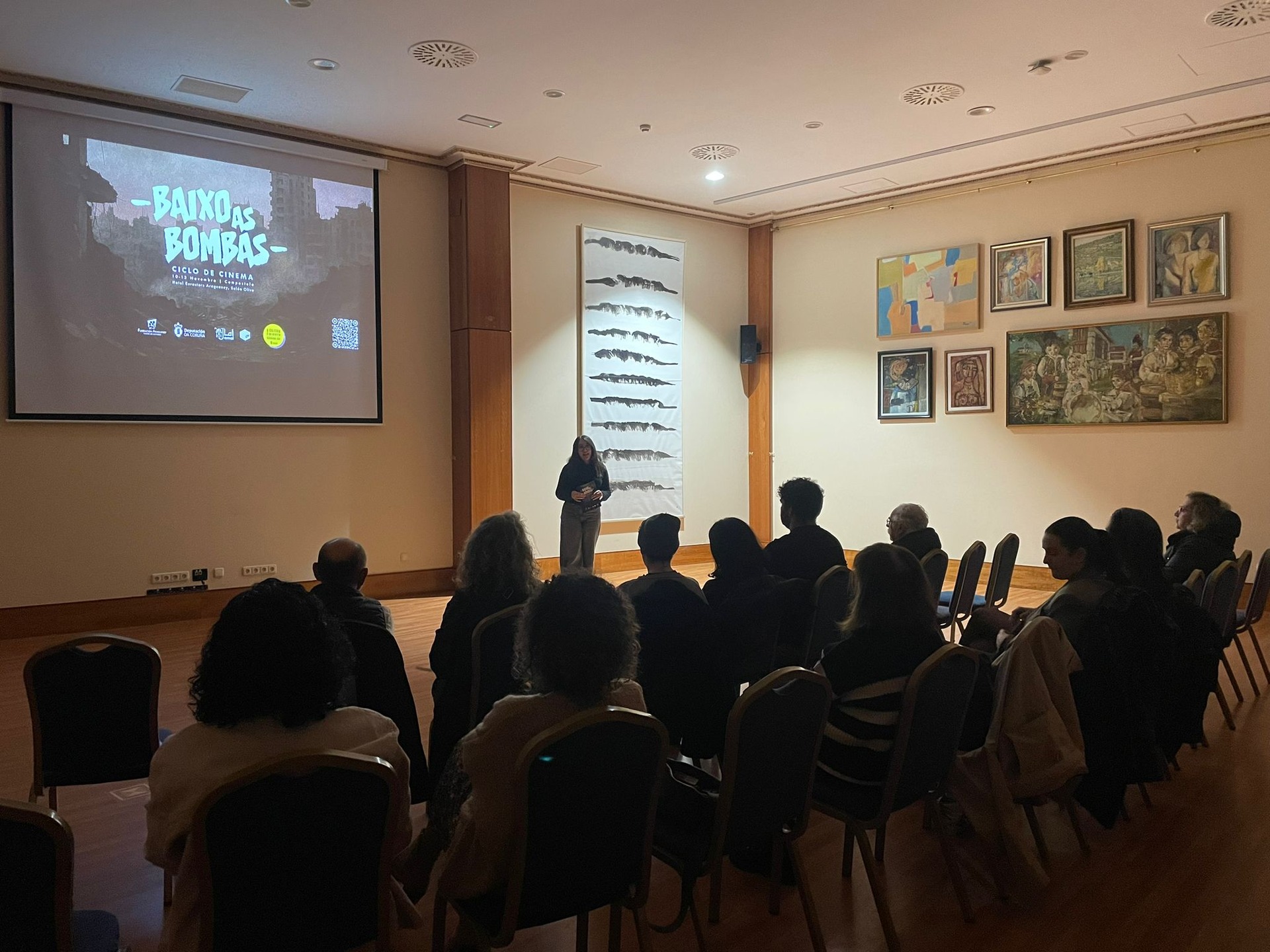 📸 Onte proxectabamos o filme 'The Man who sold his skin' dentro do ciclo Cinema Baixo as Bombas.
📢 Lembra que aínda queda unha película para rematar.
👉 Martes 18 de novembro. 20:00h. ‘20 days in Mariupol’.
#amal #palestina #gaza #fundaciónaraguaney #pontedeculturas #ucrania #rusia #afganistán #siria #deputaciondacoruña #santiagodecompostela #galicia #cine #cinema #películas #documentales #documentais #film #movie #movies #cinematography #mundoárabe #paisesárabes #arabworld #festivaldecine #musica #music #largometrajes #35mm #audiovisual @depucoruna @culturadadeputaciondacoruna