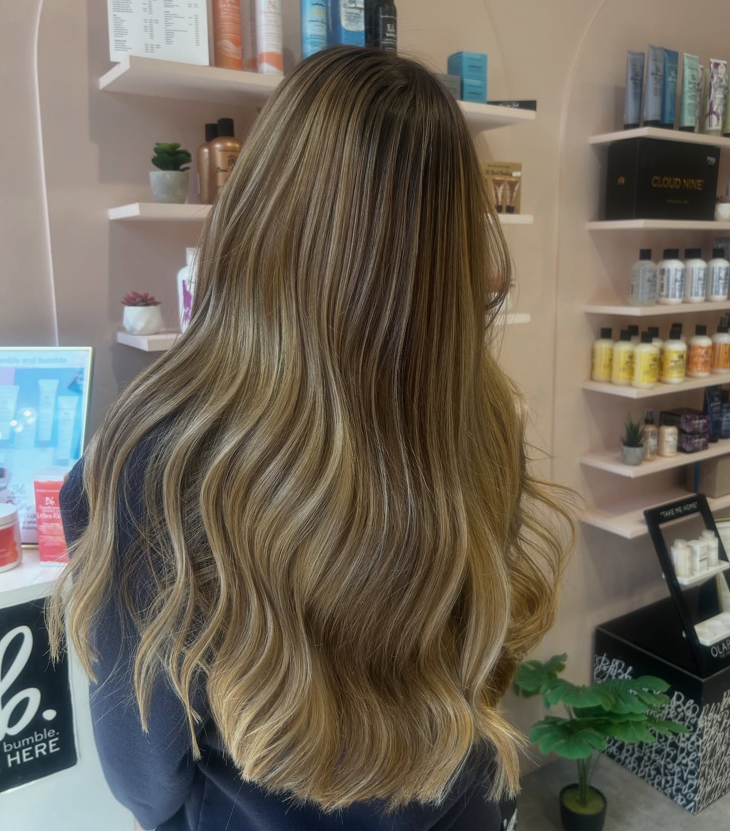 Soft, seamless, and oh-so-dreamy ✨
This soft blended balayage is the definition of effortless luxury — melted tones, no harsh lines, just that sun-kissed glow that grows out beautifully.
Perfect for anyone who wants:
✨ Low-maintenance colour
✨ A natural, lived-in blend
✨ Soft brightness around the face
✨ Hair that looks good from every angle
Created by our Bouyage artists. 🤌🏽✨
Ready for hair this smooth and seamless?
Tap to book your transformation 💕
#Bouyage #SoftBalayage #HairMelt #BlendedBalayage #StAlbansSalon #HairGoals