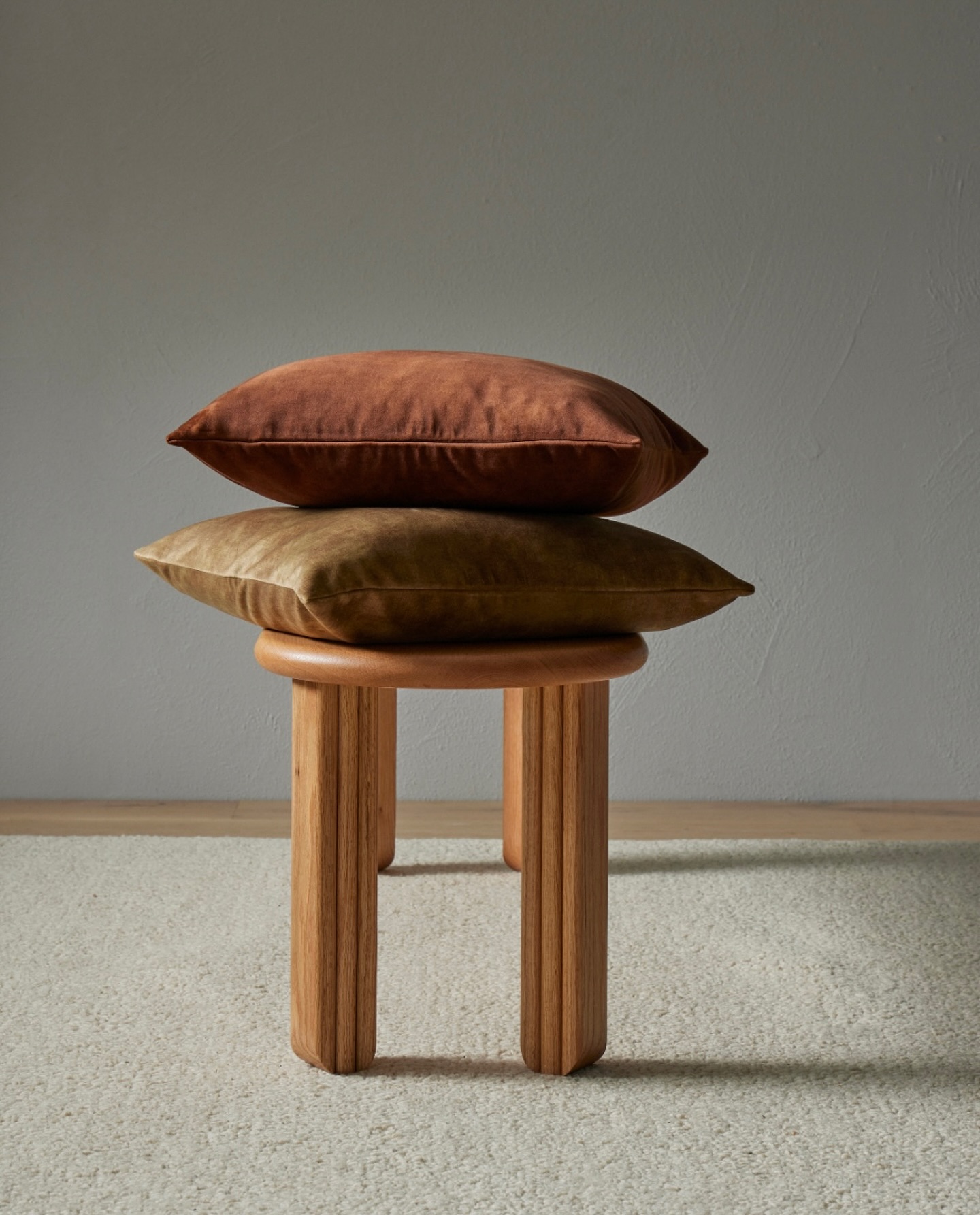 I might be known to have a cushion obsession ✔️
Did you know, in general we use more than twenty feather filled pillows on every job. At $75 each, that’s more than $1,500 in value per home.
Photo @weavehomenz