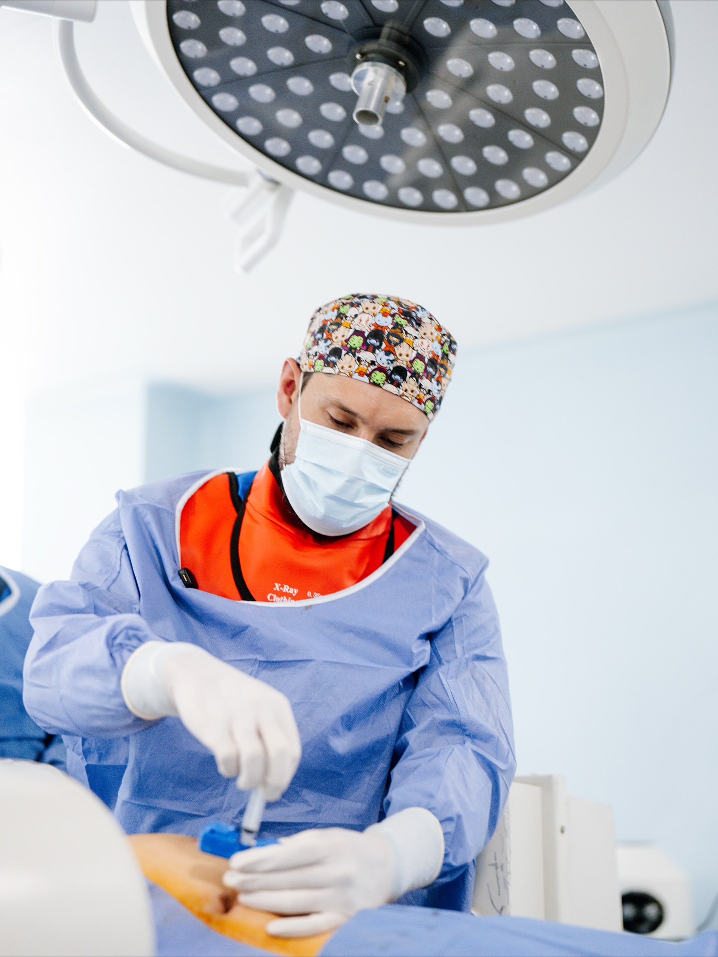 🩺 Más allá del dolor, está la vocación de aliviarlo.
Cada caso es distinto, cada paciente tiene una historia, y detrás de cada procedimiento hay un propósito: devolver calidad de vida.
La Medicina del Dolor no solo se trata de técnicas o bloqueos, sino de escuchar, entender y acompañar a quien busca recuperar movimiento, descanso y bienestar.
En el quirófano, el enfoque está en la precisión.
Fuera de él, en la empatía.
Ambos caminos se encuentran en un mismo objetivo: ayudar a que el dolor deje de ser el centro de tu vida.
👨⚕️ Dr. Alan Valente Gálvez Luna
Especialista en Medicina del Dolor y Algología
📍 Consultorios:
• Plaza Cititower, Guadalajara, Jal.
• Cráter 10, Guadalupe, Zac.
📲 Guadalajara: +52 1 33 4675 6141
📲 Zacatecas: +52 1 492 268 8645
#MedicinaDelDolor #DrAlanGálvez #Algología #DolorCrónico #Bienestar #SaludIntegral #CuidarSinDolor #VocaciónMédica