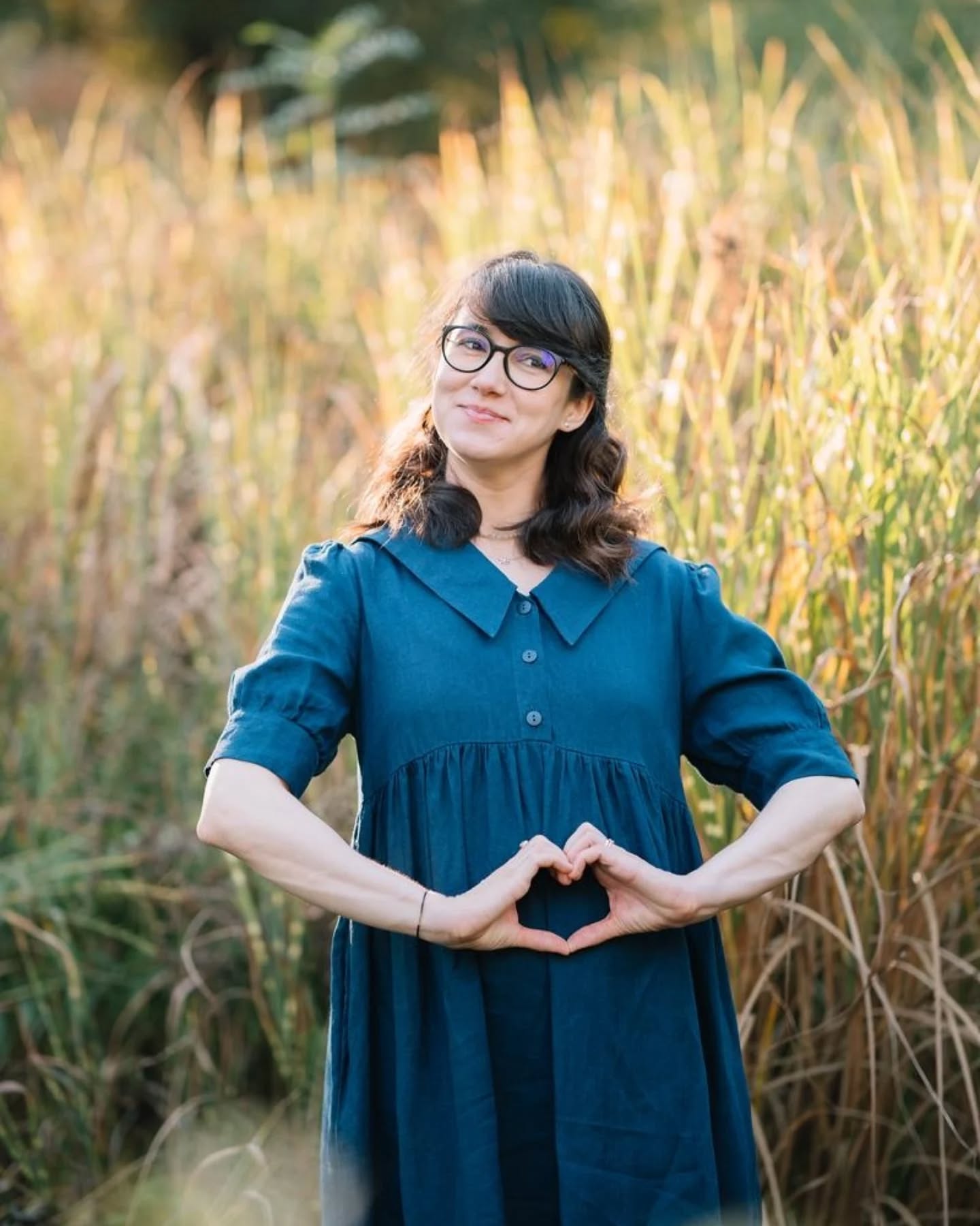 Ce faceți duminică dimineață? 🫶🏼
Vă invităm la primul club de povești pentru cei mai mici exploratori, alături de @georgiana.ciofoaia din spatele @mami.ce.mai.citim, desfășurat într-un cadru cald și relaxant.
În timp ce părinții savurează o pauză și beau un ceai cald, cei mai mici cititori iau parte la 3 povești care pregătesc atmosfera de iarnă. Muzica ambientală blândă, spațiul cozy și poveștile special alese, vor întregi dimineața noastră.
Avem întâlnire cu câteva personaje iubite: Pip și Posy se întorc cu noi aventuri care le oferă celor mici lecții blânde despre toleranță, bunătate, prietenie și importanța adevărului. Moș Crăciun vine însoțit de pisica lui, Rufus, alături de care pregătește un Crăciun special. Apoi, îl vom urmări pe Bețișor în toate aventurile lui într-o poveste plină de curaj, emoție și suspans, în care cel mai important cadou pe care îl poți primi, este familia!
O dimineață de duminică pentru visătorii mici și mari, în care vom citi:
1. Pip și Posy. Omul de zăpadă - Axel Scheffler
2. Pisica lui Moș Crăciun - Fulvia Degl’innocenti
3. Bețișor - Julia Donaldson
alături de un ceai cald ☕️
📍Adresa @botanicalpickmeup.ro
📅 Data: Duminică, 23 Noiembrie 2025
⏰ Ora: 10:00–11:00
💡 Vârstă recomandată: 2-5 ani
PS: Este dorința noastră de a înființa un club de carte pentru cei mici. Așadar, participarea este gratuită, însă se face pe bază de înscriere. Link-ul este în bio și locurile sunt limitate.
Cu drag de povești,
Georgiana & Ela