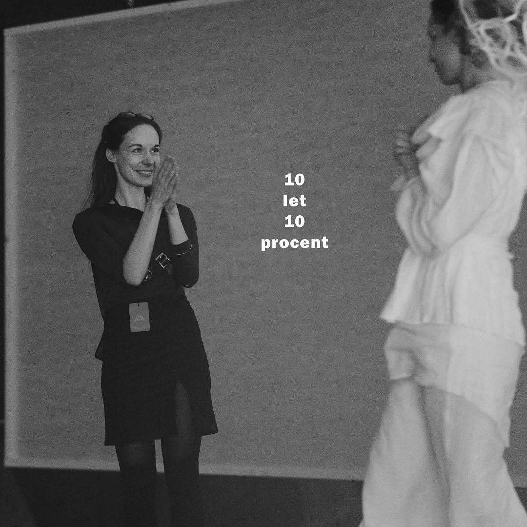 10 let fashion dobrodružství! 🖤 V těchto listopadových dnech slavím 10 let od momentu, kdy jsem založila svou módní značku. Bylo to pro mne intenzivních deset let plných kreativního štěstí i nekončícího se učení a vzdělávání, samozřejmě i skrze omyly či zbytečně komplikované trasy.
Za srdce děkuji všem zákazníkům, dodavatelům, blízkým i všem spolupracovníkům, díky vám všem se to mohlo stát. Těším se moc na další roky!
A aby to nebyla oslavička bez zákusků - vyhlašuji až do konce roku 2025 10% slevu na všechny ready-to-wear kousky, které jsou aktuálně v nabídce.
Stavte se vše omrknout a vyzkoušet ke mně do ateliéru. Objednávky i posílám. Sleva bude platit také během letošních otevřených ateliérů @open_fashion_brno 28. 11. a 29. 11. Těším se na vás!🔥
Fotografie: zachyceno pár týdnů zpět by @evar_svatebni_fotografka for @prototyp_brno
#10yearsoffashiondesign #oslavička #klarazidkova
///
10 years of fashion adventure! 🖤 In these November days, I celebrate 10 years since I founded my fashion brand. It was an intense ten years for me, full of creative happiness and endless learning and education, of course, through mistakes or unnecessarily complicated paths.
I would like to thank all my customers, suppliers, loved ones and all my colleagues from the bottom of my heart, thanks to all of you this could happen. I am looking forward to the next years!
And so that it is not a celebration without desserts - I am announcing a 10% discount on all ready-to-wear pieces that are currently on offer until the end of 2025.
Come and check everything out and try them on in my studio. I am also sending orders. The discount will also be valid during this year's open studios @open_fashion_brno on 28. 11. and 29. 11. I look forward to seeing you!🔥
Photo: captured a few weeks ago by @evar_svatebni_fotografka for @prototyp_brno