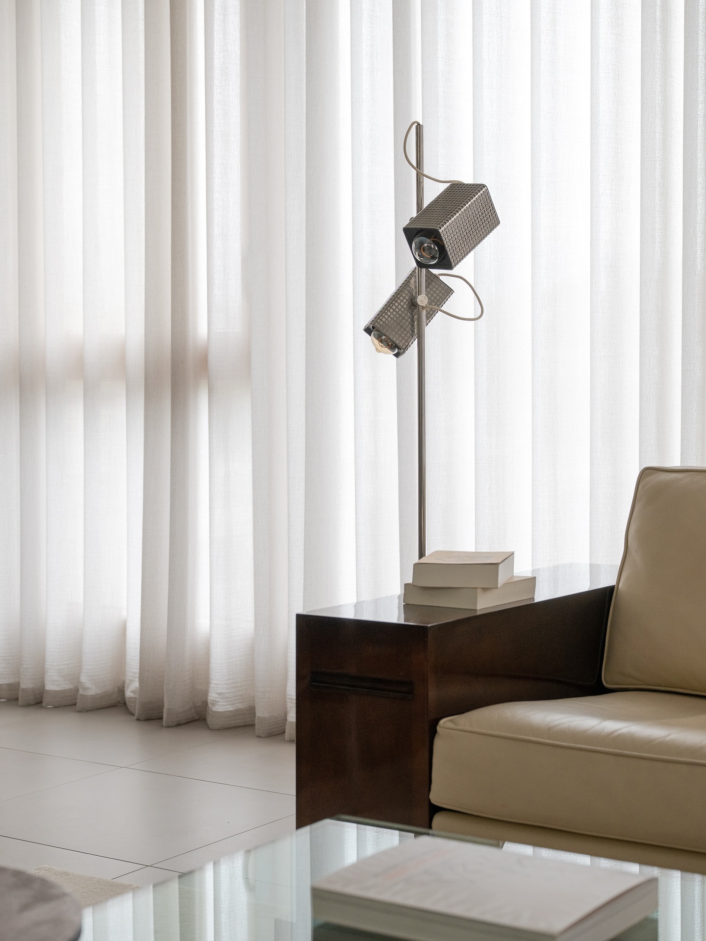 PENTHOUSE JACQUES 🎙️
…………………………………………………………
.
.
. PENTHOUSE JACQUES
. Rénovation de ce penthouse de 100m2. L’intervention redonne toute sa cohérence à ce lieu perché, pensé comme un écrin lumineux au-dessus de la ville. Le projet sublime les volumes existants et révèle une nouvelle identité : une palette de caractère faite de noyer, de sable et de contrastes affirmés. Les pièces de caractère vintage et les œuvres d’art viennent enrichir l’ensemble et instaurer un dialogue intemporel entre élégance et authenticité.
.
.
.
@mobilimundi @laurent_masoero @rv33_la_galerie @toulemondebochart @brokislighting @fantini_official @pierredeplan_pyrolave_officiel @shinnokifrombriggs @atelierscharignon @maisonsarahlavoine @atelierreverberecreations @dominiquepouchainofficiel @alice_riviere_ @hugues.chevalier @atelier_bruneel @lensemblier
©️@bc.ateliers
📷 @sabine_serrad
.
.
.
#penthouse #jacques #interiordesign #architectureinterieure #noyer #sable #contrastes #vintage #oeuvresdart #designfurniture #renovation #home #architecturelovers #picoftheday #flat #interiorarchitecture #atelier #wood #design #press #picture #igdecor #bcateliers