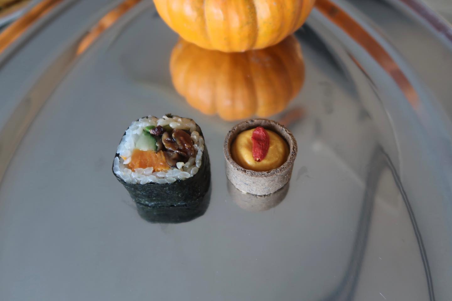 DUO VEGETAL du moment
• Maki shiitake teriyaki | patate douce | concombre | gingembre
• Tartelette au sarrasin | crème de courge au citron tahini | goji
Sans gluten et végétalien
✨