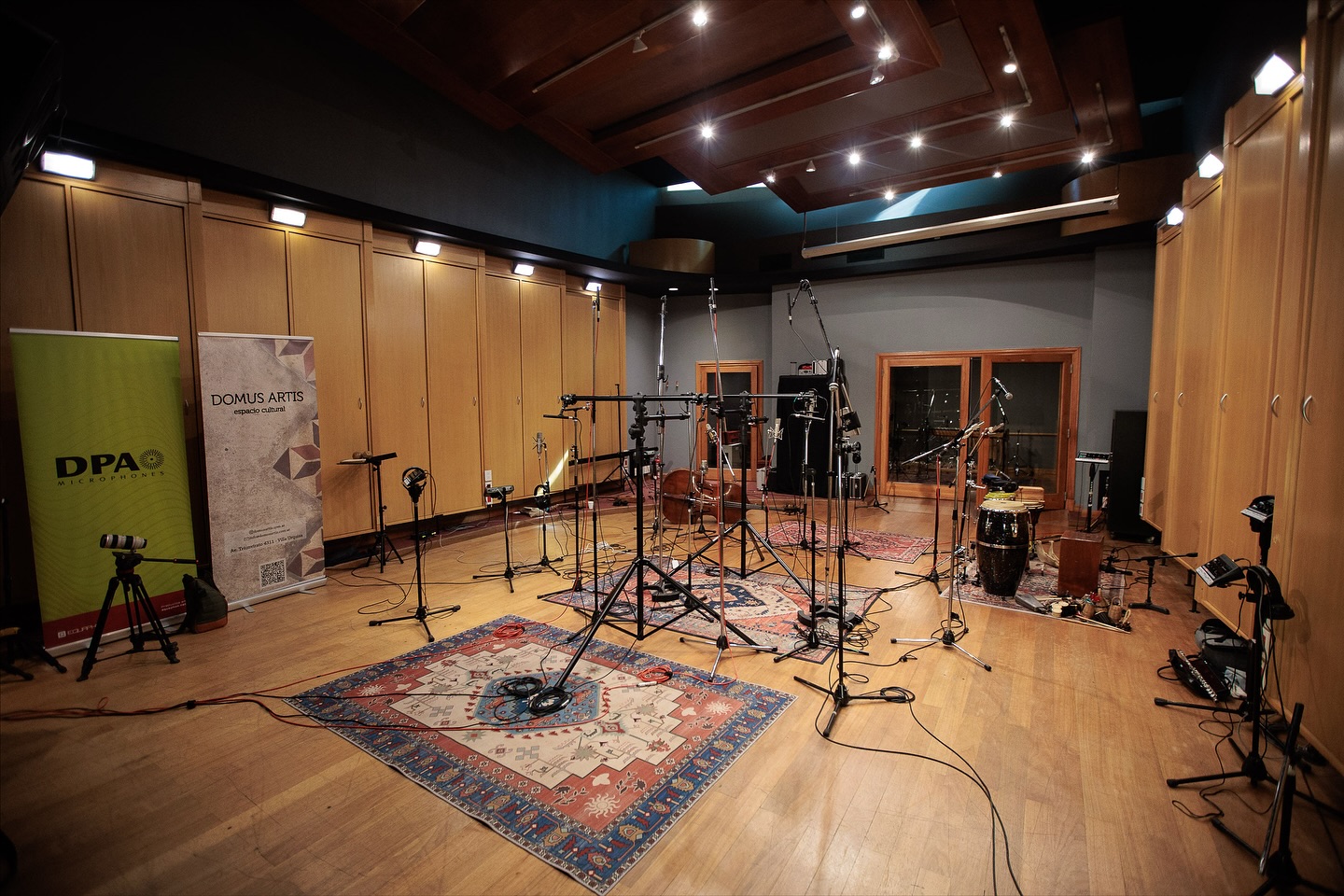 Hace unas semanas, tuvimos el honor de liderar la parte técnica en las dos jornadas de grabación de las Clínicas de Audio Inmersivo de @domusartis.com.ar en @romaphonic Grabamos con @musicatresmundos y @sonerosdelcalamani , aplicando técnicas avanzadas de microfoneo para Dolby Atmos en configuración 7.0.4 Usamos micrófonos @dpa_microphones de alta precisión (gracias a @equaphonok) y experimentamos con diversas setups para capturar la esencia sonora en su máxima inmersión. Una experiencia enriquecedora que resalta la innovación en la música argentina. #DolbyAtmos #IASAUDIO
