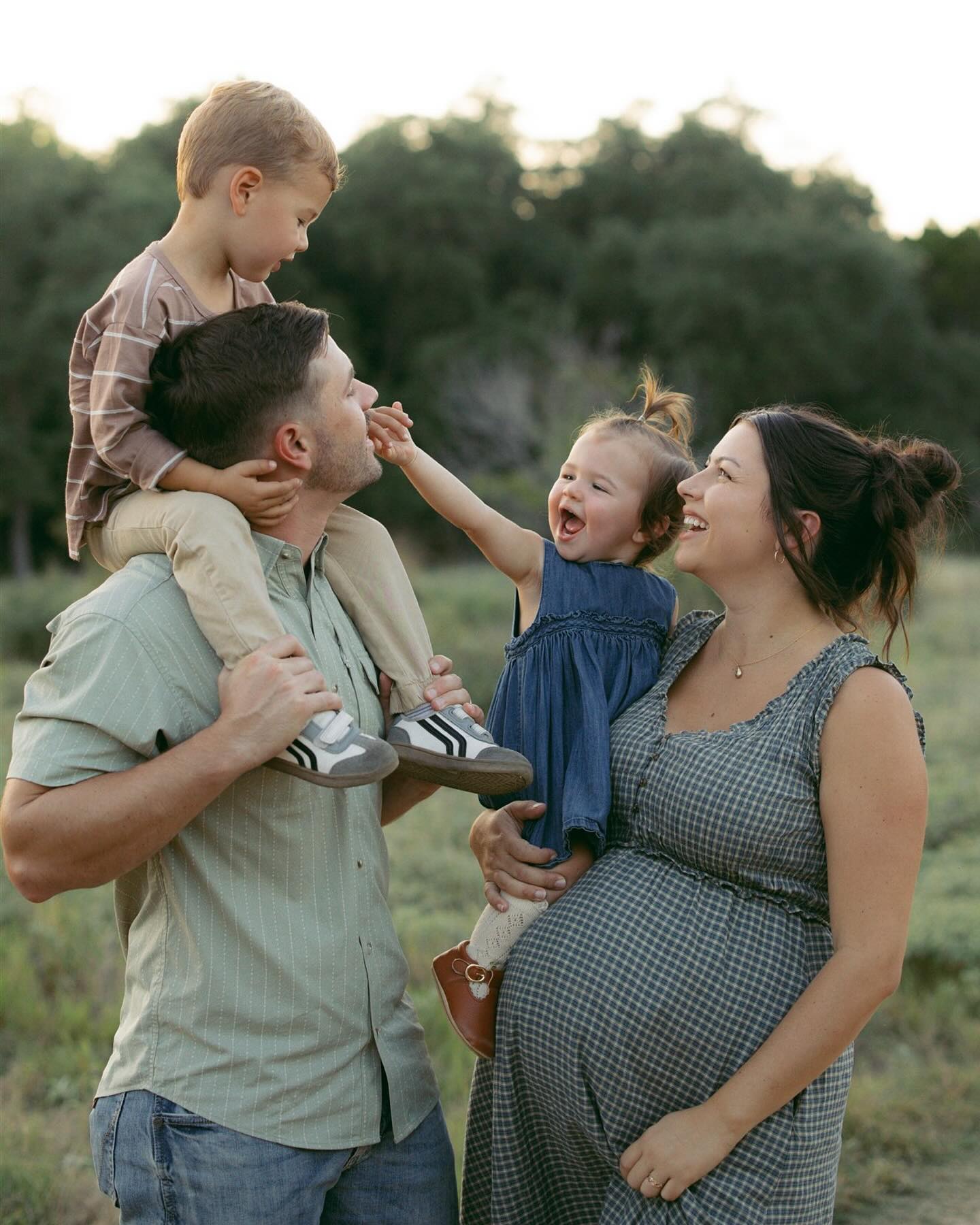 patiently waiting for a new sibling 🐣 pulling out all the stops for the most gorgeous maternity photos; snacks & books for the babes, change of scenery and lots & lots of LOVE!
.
#sanantoniofamilyphotographer #sanantoniofamilyphotography #sanantoniomoms #alamoheightsmoms #bulverdemoms #boernemoms #newbraunfelsmoms #familyphotographersanantonio #sanantoniomaternityphotographer