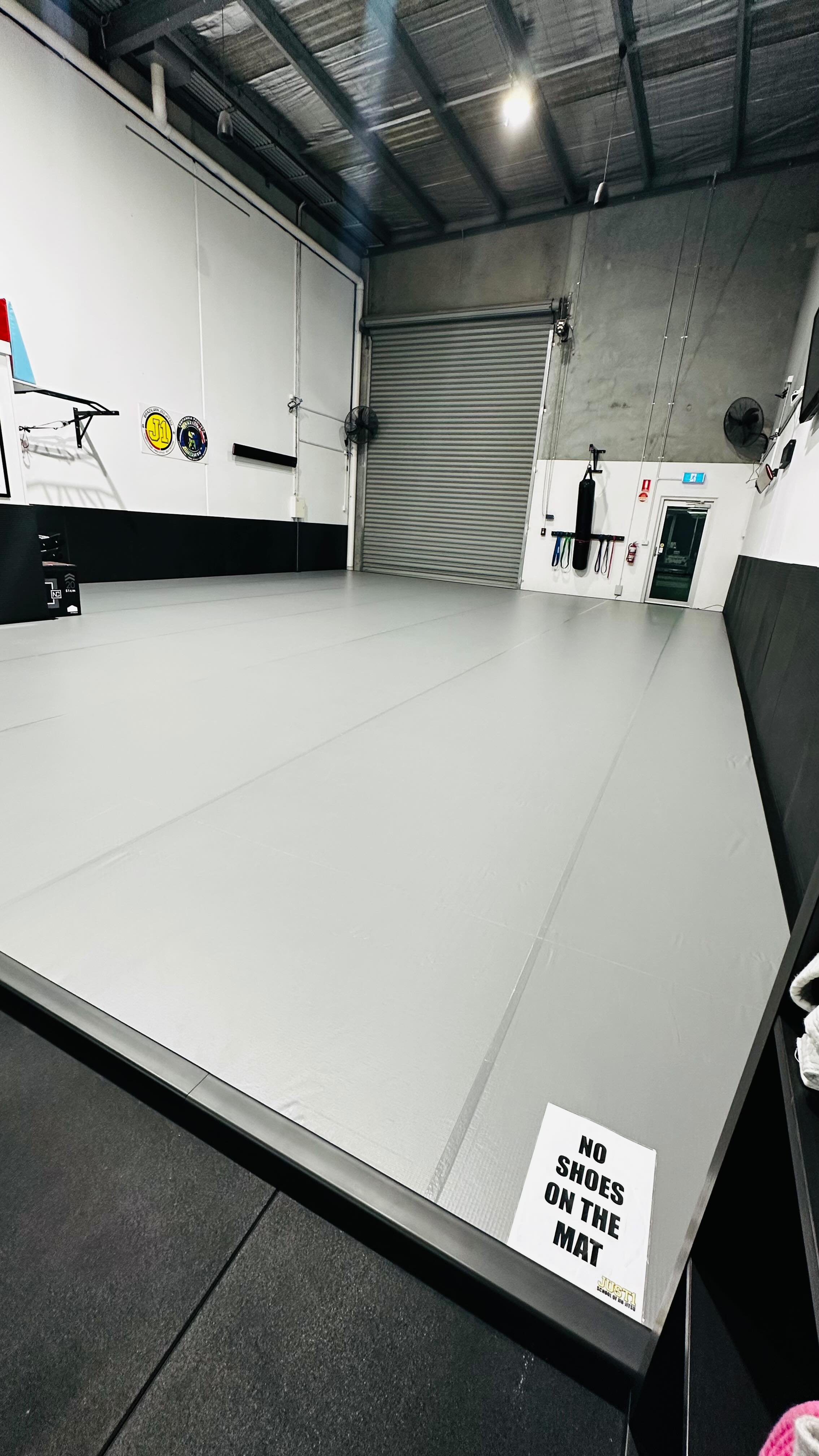 Tomorrow morning , This Monday we’re officially opening our brand-new Taurun mats — packed with tech and top performance!*
Caio (Taurun) and his team gave us amazing support, and now we’re proud to be *the first BJJ school in Australia* to have the *Hexafibra Mat Cover*, bringing more safety, durability, and quality to every session.
The whole space has been transformed: more modern, more functional, and ready to level up our athletes every single day.
*The environment transforms. Jiu-Jitsu transforms.*
And here at J1, we keep evolving to give our family the best.
Amanha segunda-feira inauguramos oficialmente o nosso novo tatame Taurun — um upgrade de tecnologia e performance!*
Caio (Taurun) e toda a sua equipe nos deram um suporte incrível, e agora somos *a primeira BJJ School na Austrália* a ter a *Lona Hexafibra,* trazendo ainda mais segurança, durabilidade e qualidade para nossos treinos.
O espaço ficou totalmente transformado: mais moderno, mais funcional e ainda mais preparado para elevar o nível dos nossos atletas em cada treino.
*O ambiente transforma. O Jiu-Jitsu transforma.*
E na J1, seguimos evoluindo todos os dias para entregar o melhor para nossa família.
#just1bjj #newmat #taurun #hexafibra #greymat #jiujitsulifestyle
#cpabjj_altonameadows @tauruncompany @cpabjj