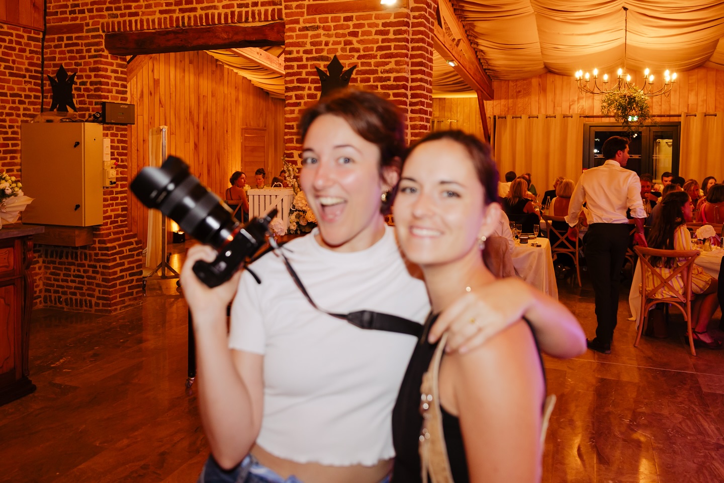 Quand un invité nous propose gentiment de prendre une photo de “l’équipe de l’ombre” 🎥📸
Résultat : une œuvre d’art floue 😅 Merci quand même à lui pour ce souvenir qui nous fait bien rire !
Preuve qu’appuyer sur un bouton, c’est (un peu) plus technique qu’il n’y paraît 😌
Avec l’acolyte @lolartichaud_illustration @mdvideo_ 🤌🏻
———
#melanievauryphotographe#photographemariageoise#futursmaries2026#weddingday