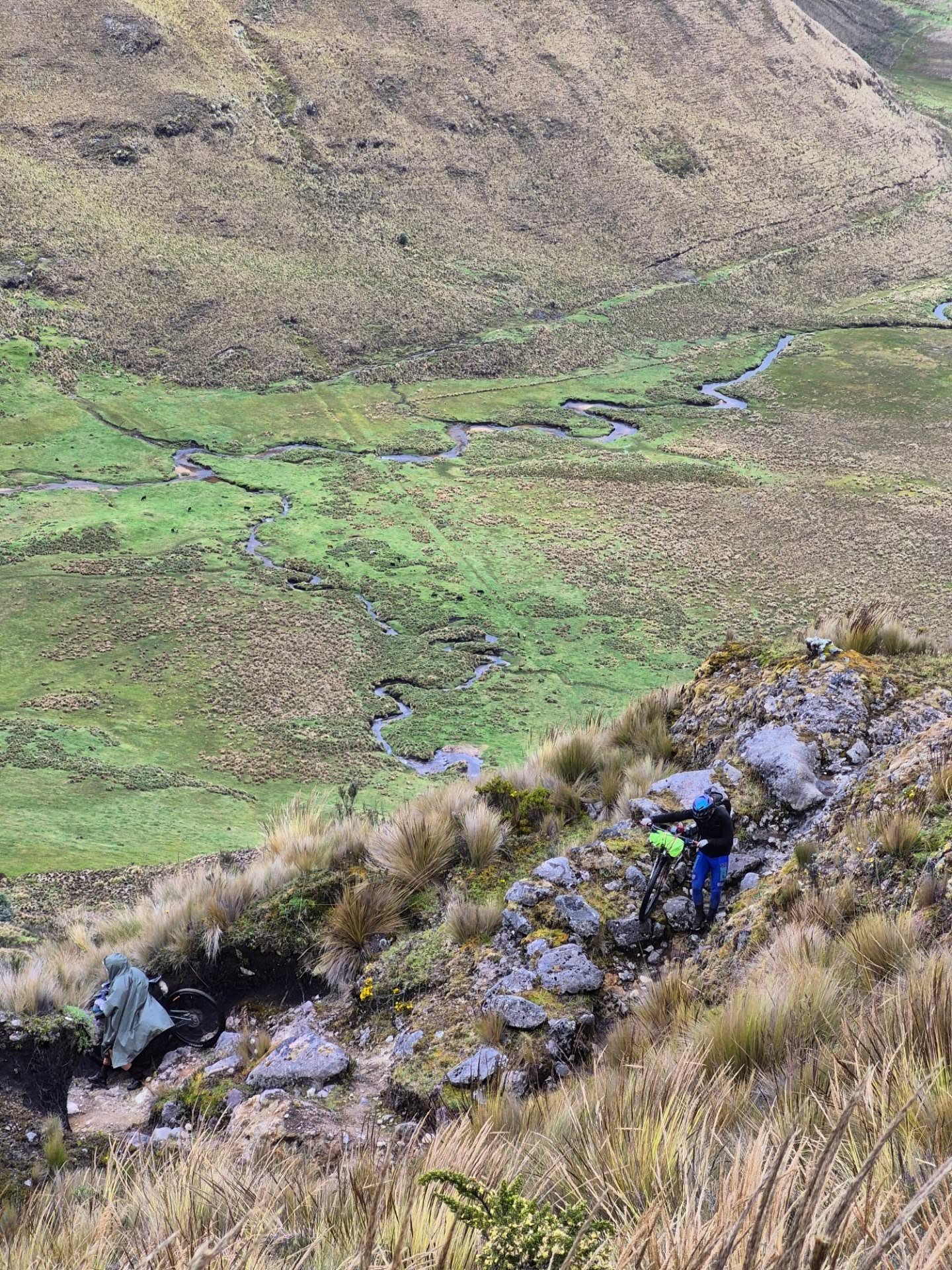 RESULTADOS TRANS ECUADOR 2025
TRANS ECUADOR INDIVIDUAL
1 Rommel Riofrío 101h03min
2 Steve Oña 107h45min
3 Antonio Fierro 109h49min
4 Daniel Bernal 130h39min
4 Felipe Zambrano 130h39min
6 Francisco Rojas 151h49min
6 Felipe Borja 151h49min
TRANS ECUADOR PAREJAS
1 Team MEB Chatos 151h49min
3 VOLCANES
1 Cristian Bonilla 55h11min
1 Nicolas Chantier 55h11min
3 Alex Vargas 61h10min
4 Santiago Villalba 61h54min
5 Issac Alomoto 63h13min
6 Patricio Chacha 77h8min
2 VOLCANES INDIVIDUAL
1 Sebastián Dominguez 18h15min
2 Oscar Andrango 26h22min
3 Ramiro Sanguil 32h25min
4 Juan José de la Torre 36h36min
5 Rodmy Flores 40h25min
2 VOLCANES PAREJAS
1 Team PC13 41h25min
El Jueves 13 a las 19:30h en @setecientos.cc vamos a celebrar a estos testarrudos.
Evento gracias a:
@shimanoecuador
@outlife_ec
@bodega.producciones
@crepesywafflesec
@azuliarandanos
@audaxtraining
@andresbermeofitness
@ggraphics_ec
@deportistasaotronivel
@carnicoslacomarca
@castellicycling
@sidi_ecuador
@pirelli_cycling
@toscana.alimentos
@bodega.producciones
@elcafecitoquito
@pendientemedia
@canelofoods
@dodabike