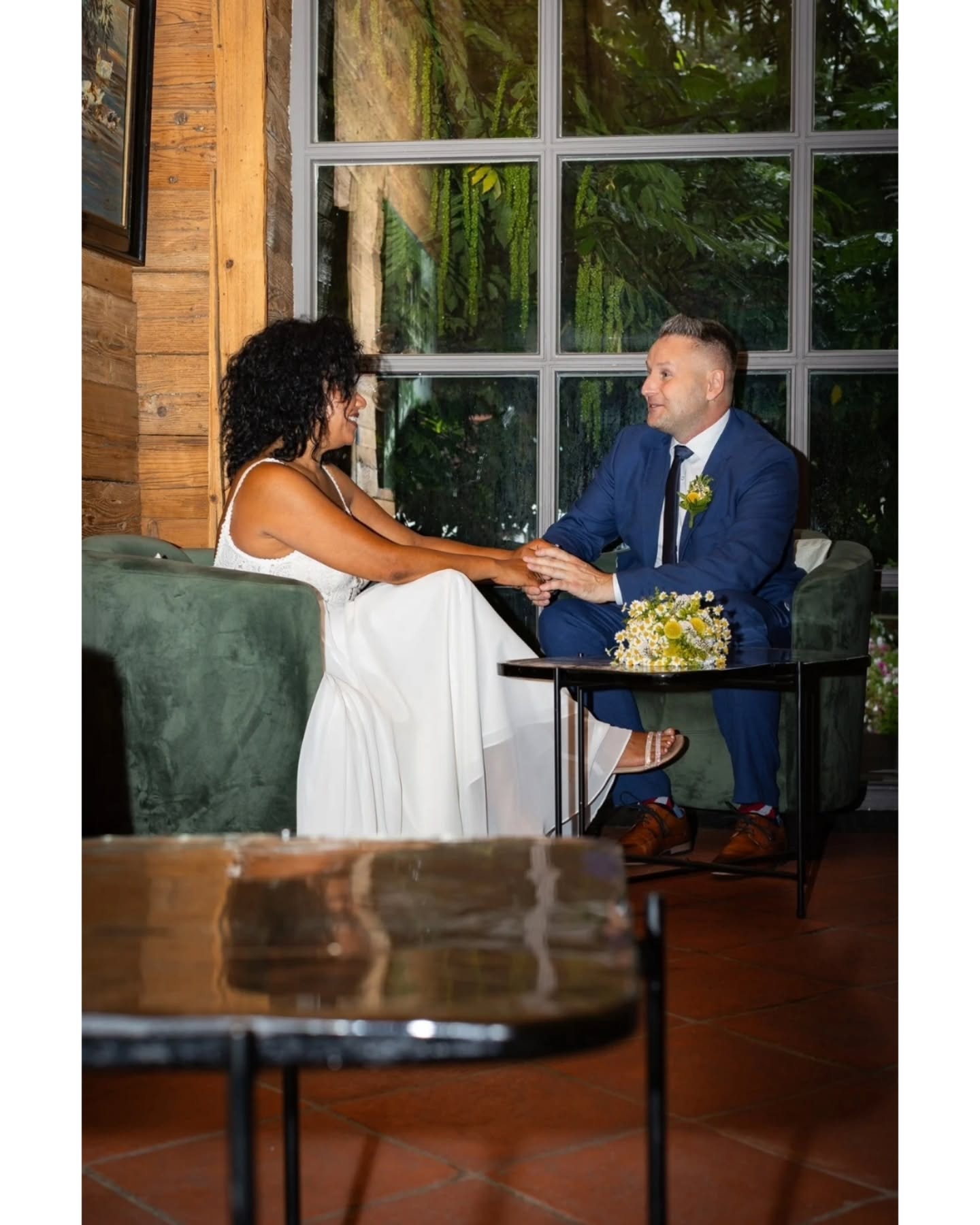 Was, wenn es an unserer Hochzeit regnet?
Eine Frage, die mir so viele Paare stellen und meine Antwort ist immer dieselbe: Eure Fotos fallen nicht ins Wasser!
Regen verändert die Stimmung, aber er nimmt nichts von der Magie.
Er bringt weiches Licht, echte Nähe und diese besonderen ruhigen Momente, die man nicht planen kann.
Es gab schon Hochzeiten, bei denen wir spontan ungeplant haben und genau dort, wo der Rehenuns hingefahren hat, entstanden die schönsten Bilder.
Als Fotografin bleibe ich ruhig, kreativ und flexibel - egal, was das Wetter macht. Denn euer Tag ist einzigartig. Ob Sonne oder Regentropfen - er erzählt eure Geschichte.
Wünscht ihr euch eine Fotografin, die mit jeder Situation umgehen kann?
Schreibt mir - ich begleite euch mit Ruhe, Herz und einem klaren Blick für echte Momente.
#hochzeitsfotografmünchen
#hochzeitsfotografin
#regenhochzeit
#brautpaarshooting
#brautkleid
#echteliebe
#regenamhochzeitstag
#braut2026
#hochzeitsplanung
#authentischehochzeitsfotos