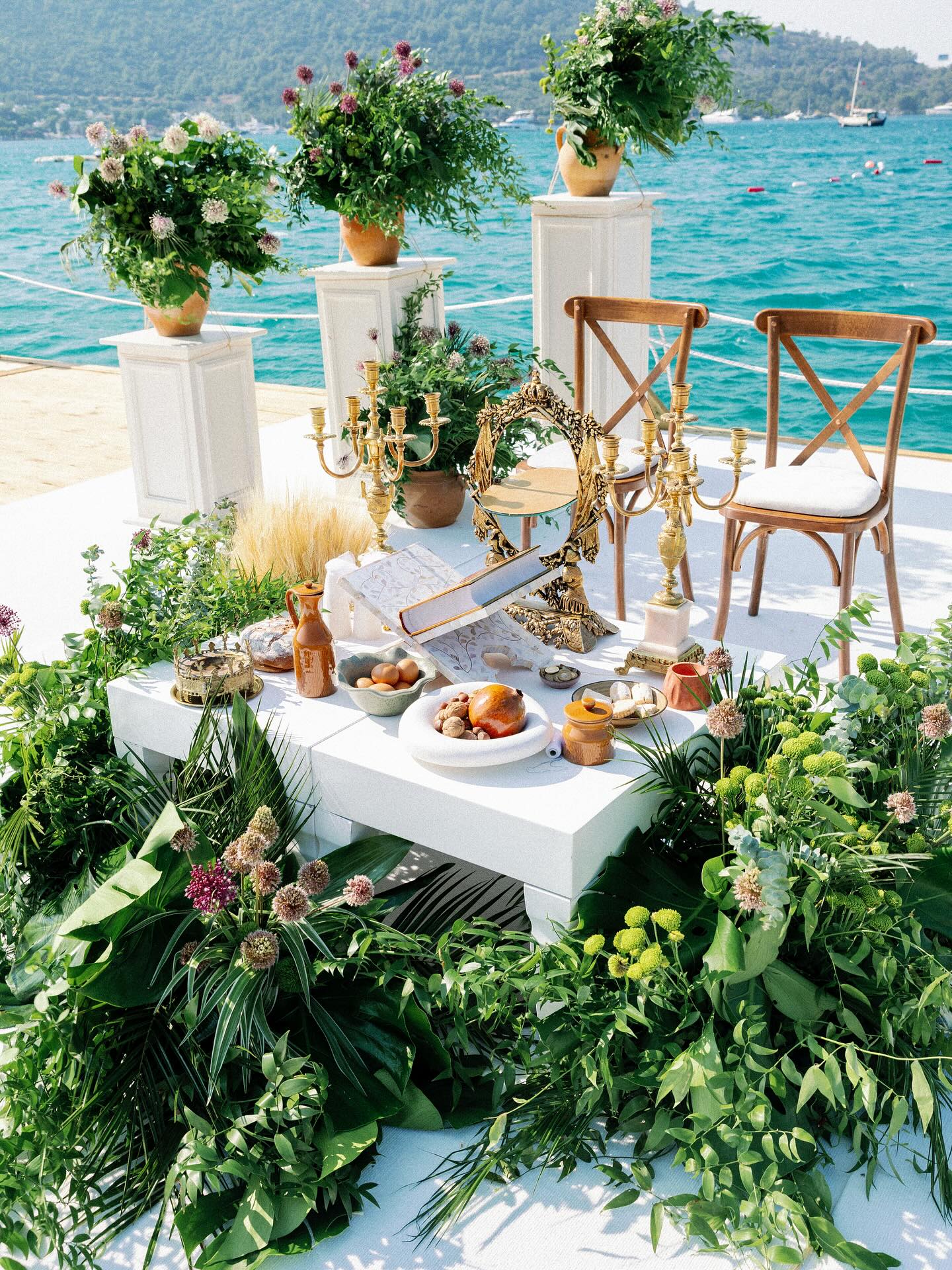 Kiarash had a clear vision for his Sofreh Aghd — a perfect harmony between traditional heirloom candelabras and modern minimalism.
Grace’s touch of lush, tropical greenery complemented the design flawlessly, blending elegance with freshness in the most beautiful way.
A timeless setup for a timeless love.
#sofrehaghd #persianwedding
#karemevents #destinationwedding
#traditional #weddingplanner