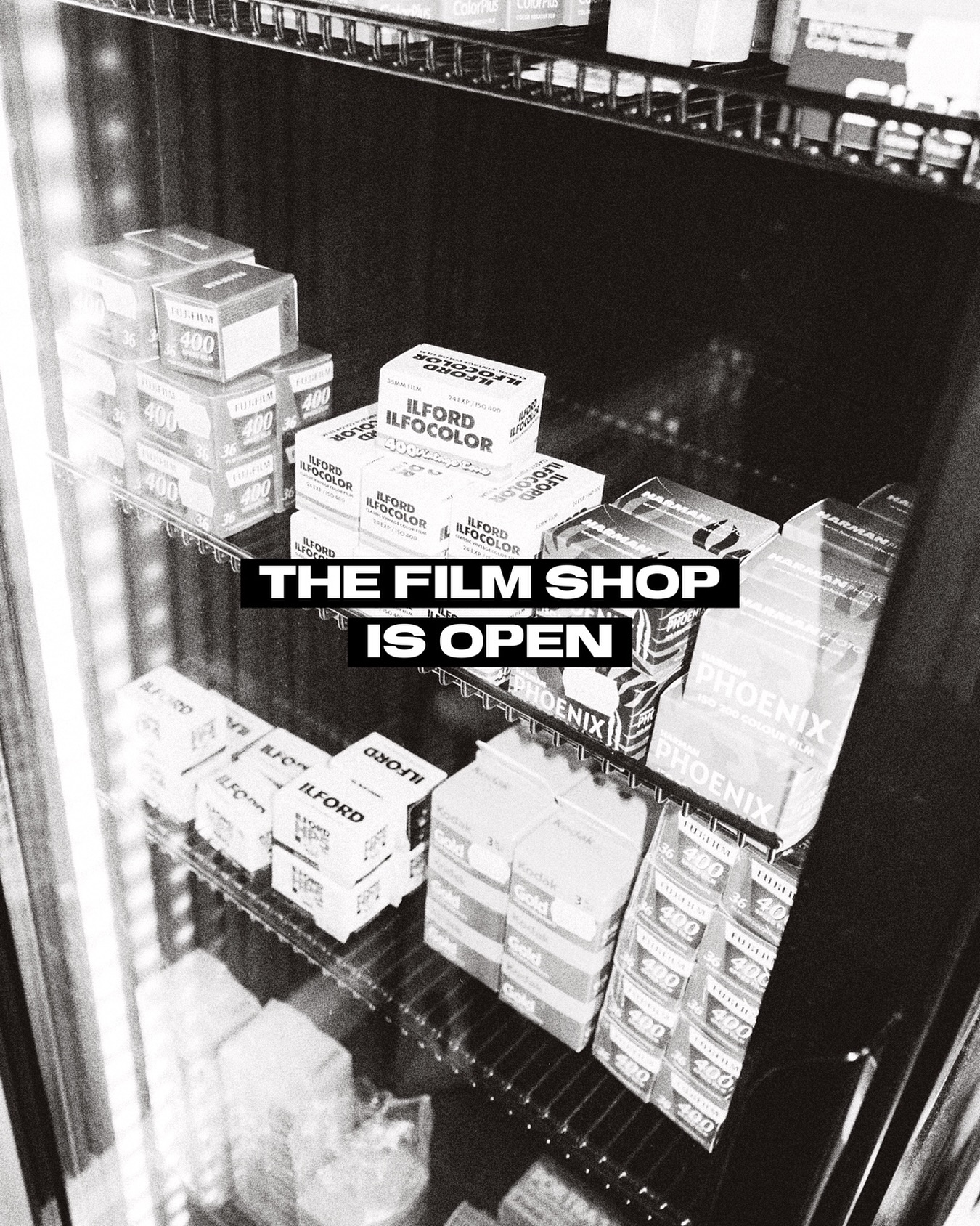 The CPH-LAB film shop has yet again reopened! And we’re excited to share that our fridge is full — packed with a wide selection of fresh and classic films from Kodak, Fuji, Ilford, Cinestill and more.
All films are kept cooled in our lab to ensure the best possible quality and consistency.
Order today at our webshop or simply add new rolls to your next film development order. That way, your negatives or prints will ship back together with fresh film, ready for your next shoot!📸