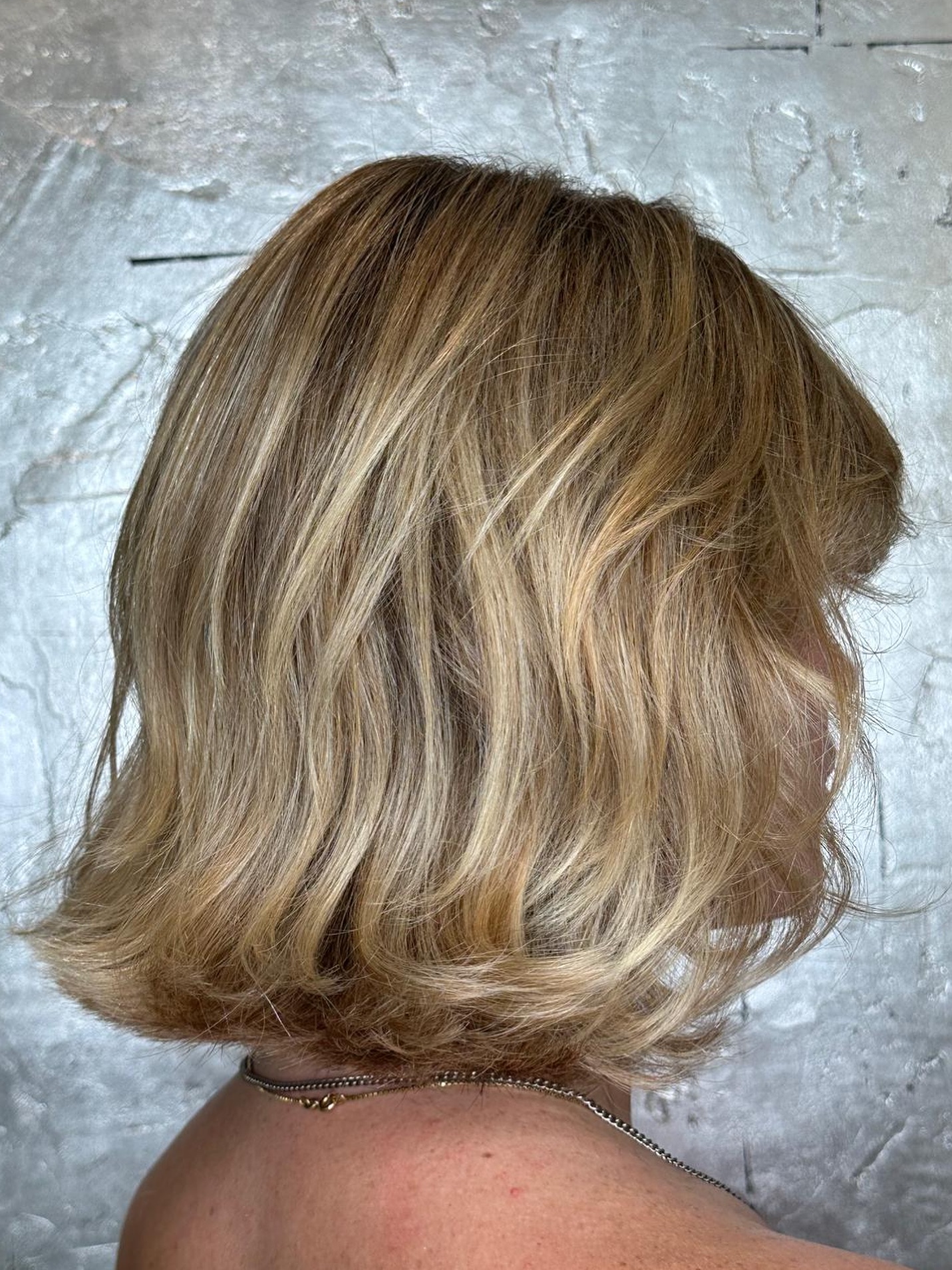 Renate’s Signature: Leichtigkeit trifft Präzision.
Dieser Look spielt mit klaren Konturen und sanftem Volumen. Ein Schnitt, der mit dem Haar arbeitet, nicht dagegen.
💡 Warum das wirkt: Technik allein reicht nicht. Was zählt, ist das Verständnis für das, was zu dir passt.
📍 Jetzt deinen Schnitt reservieren: www.blackandwhite.ch
#BlackAndWhiteHairstyling #PrecisionCut #ZürichCoiffeur #BlackAndWhiteExperience