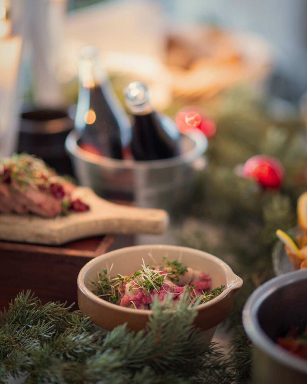 Det börjar dofta jul i köket ✨
Snart dukar vi upp årets julbord med något för alla.
Ta med familj, vänner eller kollegor på julbord med skärgårdsutsikt och massor av godsaker 🌲
Julbordet serveras från 26 november, men du kan boka redan nu via waxholmshotell.se/evenemang 👈