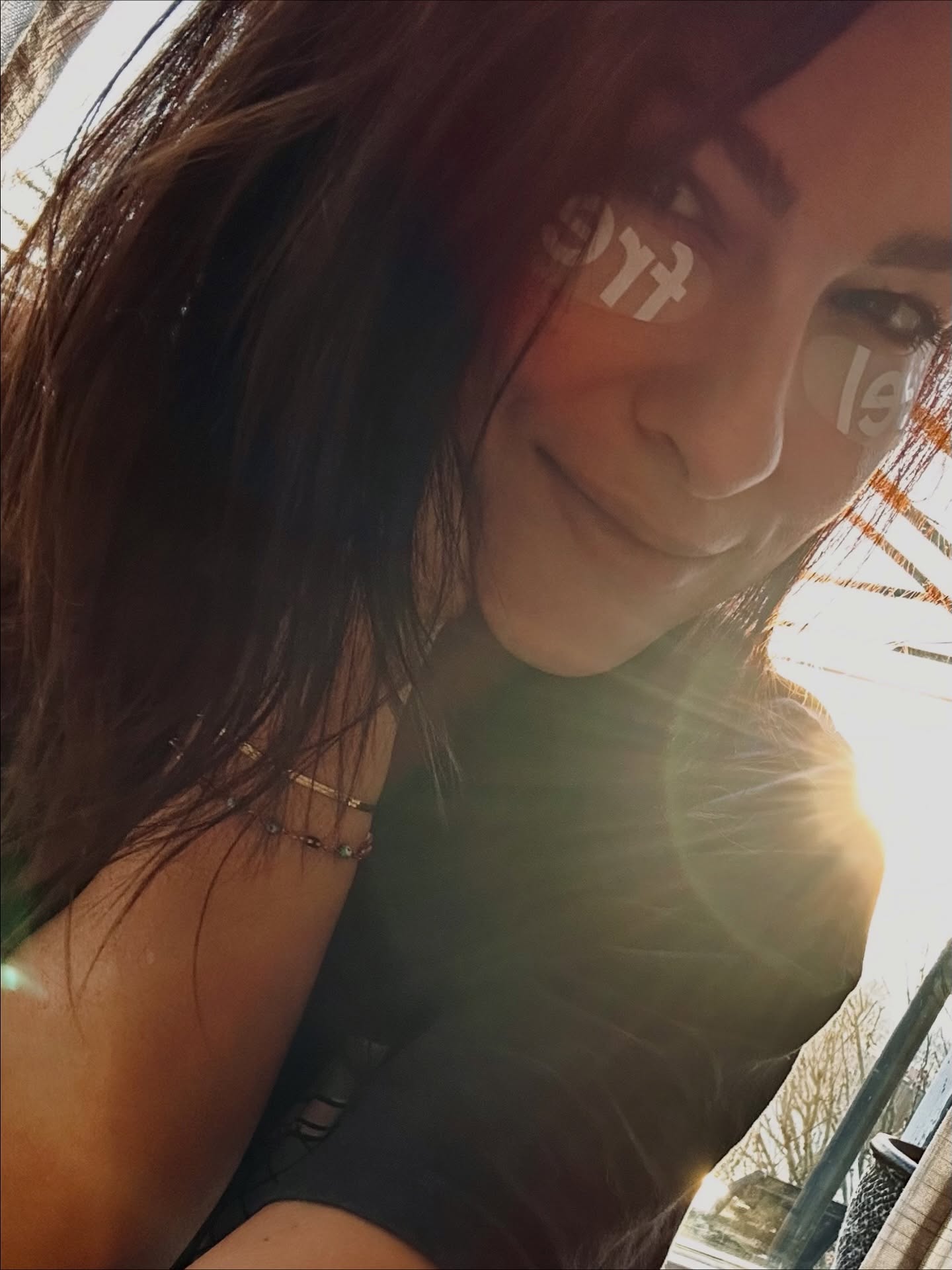 Stell dir vor, Social Media hätte fixe Öffnungszeiten.
10-18 Uhr beispielsweise, danach - geschlossen.
Samstag und Sonntag - geschlossen - Zeit für Dich.🥂
🫶 Wie viel mehr Zeit, Präsenz, Freiheit und Me-Time hättest du plötzlich?
🫶 Wie viel näher wärst du deinen Träumen, deiner Kraft, deinem echten Leben?
🫶 Wie viel bewusster würdest du den Moment spüren – das Gespräch, den Atem, den Kaffee, die Sonne auf deiner Haut?
Der technische Fortschritt hat uns eine nie dagewesene Vernetzung, Schnelligkeit und Zugänglichkeit geschenkt – doch mit ihr kamen auch ständige Erreichbarkeit, Zeitdruck und das Gefühl, immer präsent sein zu müssen.
Der wahre Luxus der Weiterentwicklung liegt heute - so denke ich - im Weniger. In der Reduzierung, in klaren Grenzen, in der bewussten Entscheidung, wann genug ist.
Freiheit beginnt für mich da, wo ich bewusst wähle, NICHT verfügbar zu sein.🤎