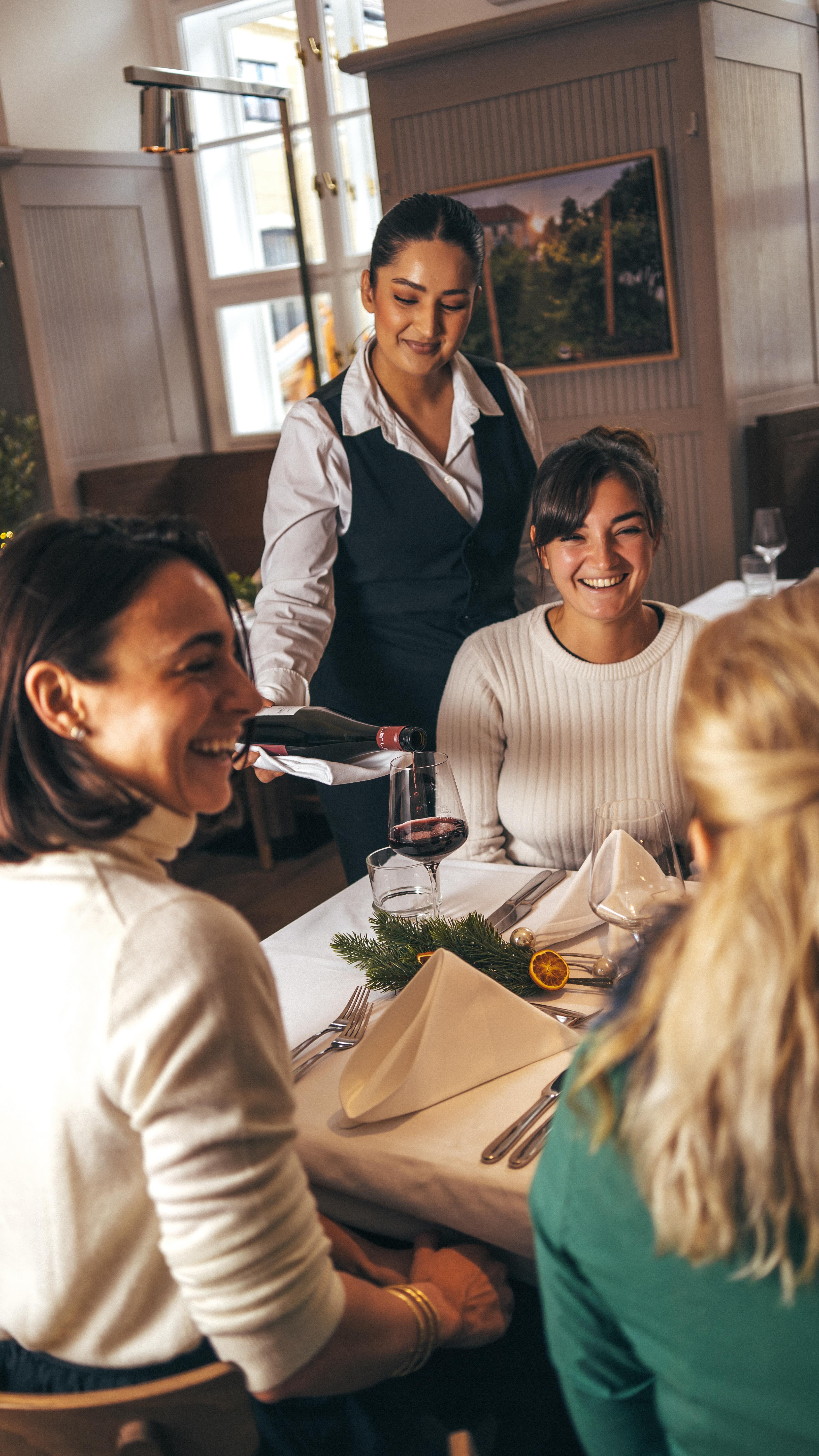 Andi verrät sein Geheimrezept, damit er den ganzen Winter fit in der Küche steht 😉 Simpel aber extrem effektiv. ❄️🍋
#SchlossSchönbrunn #kochen #Restaurant #RestaurantWien #Wien #WienerKüche #AndiWojta