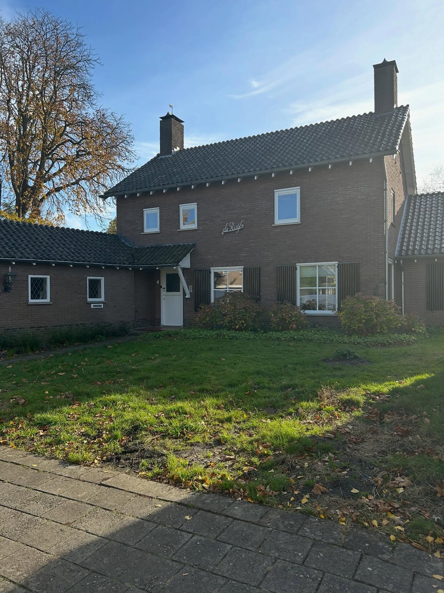 En inmiddels zijn wij gestart aan de Oosterstraat, deze authentieke woning gaan wij van binnen en van buiten flink onder handen nemen, check ook de laatste 📷
#verduurzamen #renovatie #facelift #dalfsen #isoleren #aannemersbedrijfriezebos