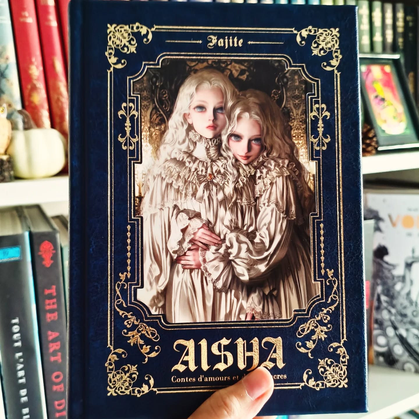 Aisha by Fajite (French version) vol 1
(CW rape, incest)
Years ago, I used to read and enjoy a very dark story named Aisha. It was the story of a woman who was murdered by her step mother but cameback from the dead to get her revenge and in the end you would learn that she was the dead girl's twin. I used to deeply love this story that was only avaible online but I forgot about it. Not so long ago, as I remembered it and wanted to find it back, I found out that it was more like a pilot for that manhua and it now had a way longer and complet (and slightly different but with the same characters) story.
I was absolutly delighted to learn we were getting a physical translated version in France and while I sadly missed the kickstarter, I was able to pre-order it.
The art is absolutly beautiful, disturbing but in a good way. It was absolutly stunning already over ten years ago but the technique improved so much. No more visible brush stroke, old men's face look way better. It's way more detailed.
I except this story to mostly follow the pilot and so I suppose I already know what's going to happen but it's the kind of story where you know what to expect but wondering how it will happen give you that absolute fascination. I heard there were some issues with publications recently with this story and the artist had to put a pause but I hope it will still properly end. Even though, it's still an absolutly beautiful story and edition that I highly recommand.