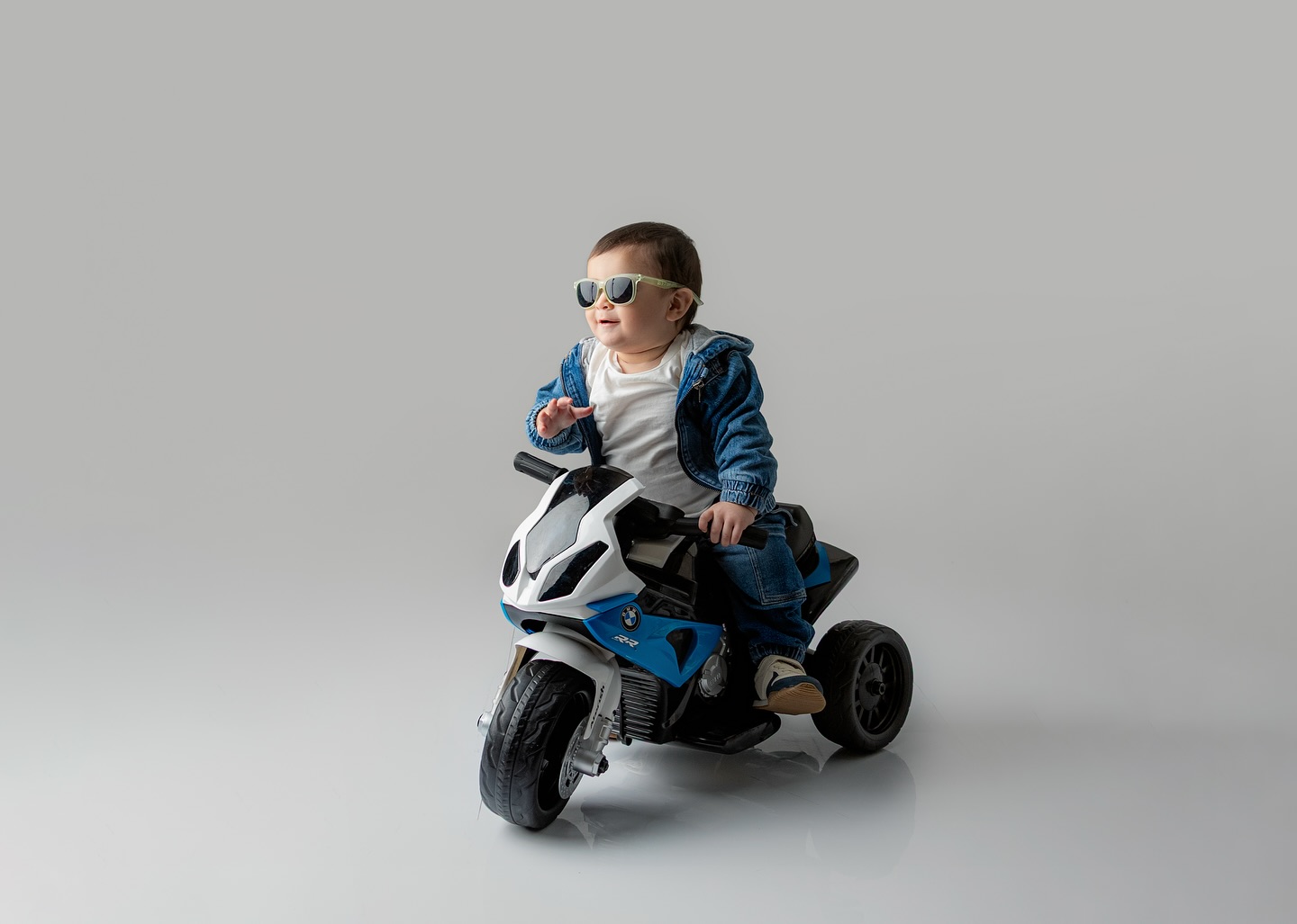 Yo quiero la moto de Zelmer, por favor 😎😎
Amando a mis clientitos bebés que literalmente conozco desde bebés (o sea, desde que estaban en la panza 😅🤩).
¡Qué lindo volver a ver a esta bella familia que me ha permitido capturar estos momentos y celebrar el primer añito de Zelmer!
Gracias @day28s, fue un placer volverlos a ver y ver lo hermoso y grande que está tu príncipe 🤗
—
#SesionesInfantiles
#FotografíaDeBebés
#PrimerAñito
#SmashCake
#BabyMilkBath
#FotografíaInfantil
#FotosDeBebés
#Panamá