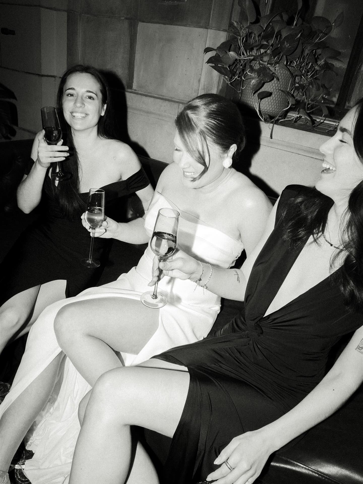 La sérénité du jour J, c’est aussi savoir profiter de chaque éclat de rire.
Planification et design : @erikaco.events
Photographe : @myriammenardphoto
Vidéaste : @karafilms
Lieu réception : @crewcollectivecafe
Traiteur : @hbevenement
Fleurs : @oxide_design_floral
Location : @celebrationsgroup
Robe de mariée : @dreamityourselfmontreal
Bijoux : @yasminerosedesigner
Costume : @montreal_blandindelloye
Maquillage : @makeuparie
Coiffure : @atelierlavande
Papeterie : @whitewillowpaperco
Tenues des invités : @maisonlprn
Mannequins : @emamodels @mel.roy & @vincenttremblay