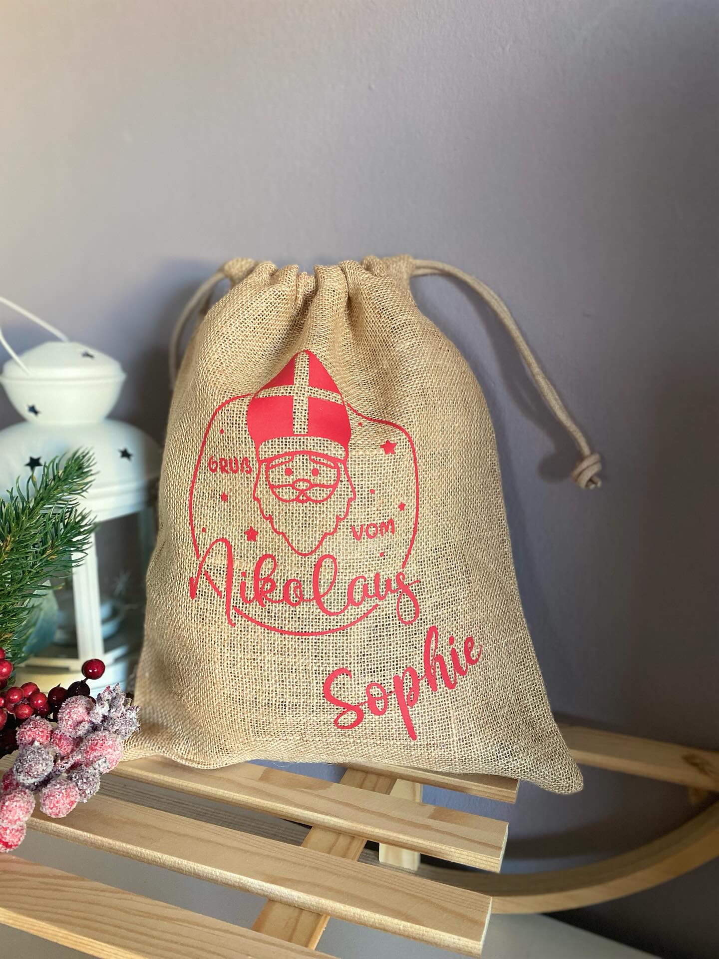 ✨ Wer freut sich bei euch am meisten auf den Nikolaus?
Wie schön ist es, wenn Kinderaugen leuchten, kleine Hände voller Spannung in ihr Sackerl greifen – und darin liebevoll ausgewählte Kleinigkeiten entdecken. 🤍
Diese Nikolaus-Sackerl sind mit viel Liebe gestaltet und können jedes Jahr wieder befüllt werden.
Ob personalisiert mit Namen, schlicht im Naturlook oder mit süßen Details – sie sind die perfekte Kombination aus nachhaltig, hübsch und praktisch.
Einfach befüllen, fertig 🎄
So wird das Nikolausfest garantiert zu einem ganz besonderen Tag.
🌟 Jetzt entdecken:
👉 www.kreativveredelung.at
#nikolaus #nikolaussackerl #handmade #kreativveredelung #weihnachten2025 #geschenkideen #bohostyle #handgemachtösterreich #weihnachtszauber #nachhaltig #kinderfreude #adventzeit #weihnachtsfreude