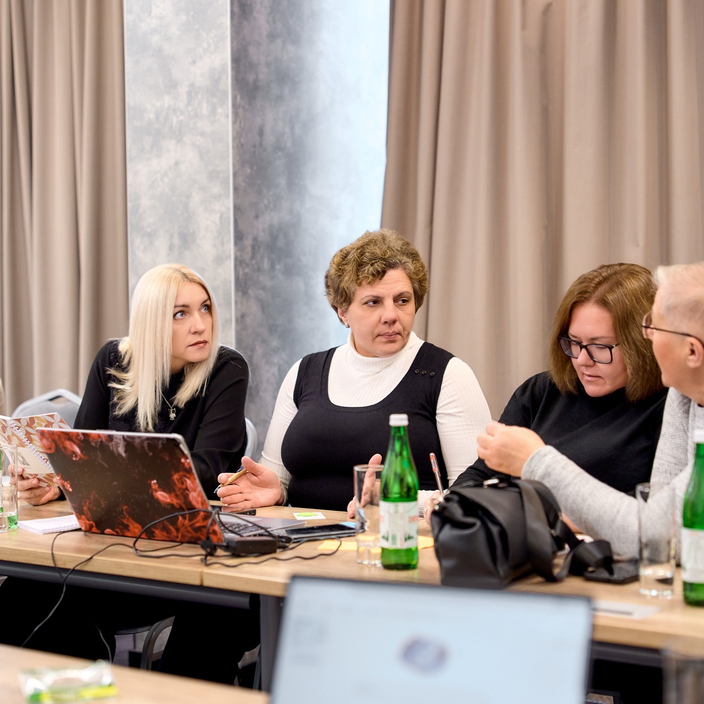 Коли донор не лише фінансує, а й допомагає розвиватися.Завдяки успішно реалізованому проєкту у прифронтовій Шевченківській громаді Харківської області з встановлення станції очищення питної води (за підтримки @Helvetas Swiss Intercooperation) учасники фонду «Без кордонів» отримала можливість продовжувати розвиток — не лише у проєктній, а й у навчальній площині.Цього разу ми взяли участь у тренінгу «Залучення ресурсів для NGO», який став надзвичайно цінним. Адже фандрейзинг у неприбутковому секторі — це не просто про кошти, це про довіру, системність і спроможність будувати сталі рішення. Від того, як організація вміє залучати ресурси, залежить, скільки життів вона зможе підтримати.Такі навчання — це не лише знання. Це ще й нові знайомства, партнерства, натхнення. Особливо цінні зустрічі з колегами з прифронтових територій, які щодня працюють під обстрілами, але продовжують допомагати людям та розвивати свої громади.Нетворкінг за кавою, обмін думками, рефлексії — усе це дає досвід, який утверджує в думці: ми робимо велику справу для України. І неодмінно настане той час, коли ми всі разом зберемося, щоб тихо радіти миру, відбудовувати постраждалі громади, впроваджувати нові проєкти й творити краще сьогодення та майбутнє для наших дітей. Дякуємо Helvetas, тренерці та Ресурсному центру НДО за якісно організовані заходи. До нових зустрічей і нових звершень!