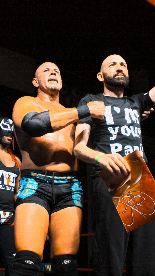 Questo 2025 a Verona abbiamo fatto la storia in collaborazione con la Ewe e abbiamo potuto celebrare insieme a @chavoguerrerojr in persona sul ring IWS la memoria del nostro Eddie Guerrero. Oggi esattamente a 20 anni dalla sua scomparsa non potevamo che ricordare questo momento che rimarrà per sempre scolpito tra i ricordi piu belli del Wrestling in Italia.
#vivalaraza #vivalaraza🇲🇽 #eddieguerrero #eddieguerreromemorial #chavoguerrero #EDDIEGUERREROTRIBUTETOUR