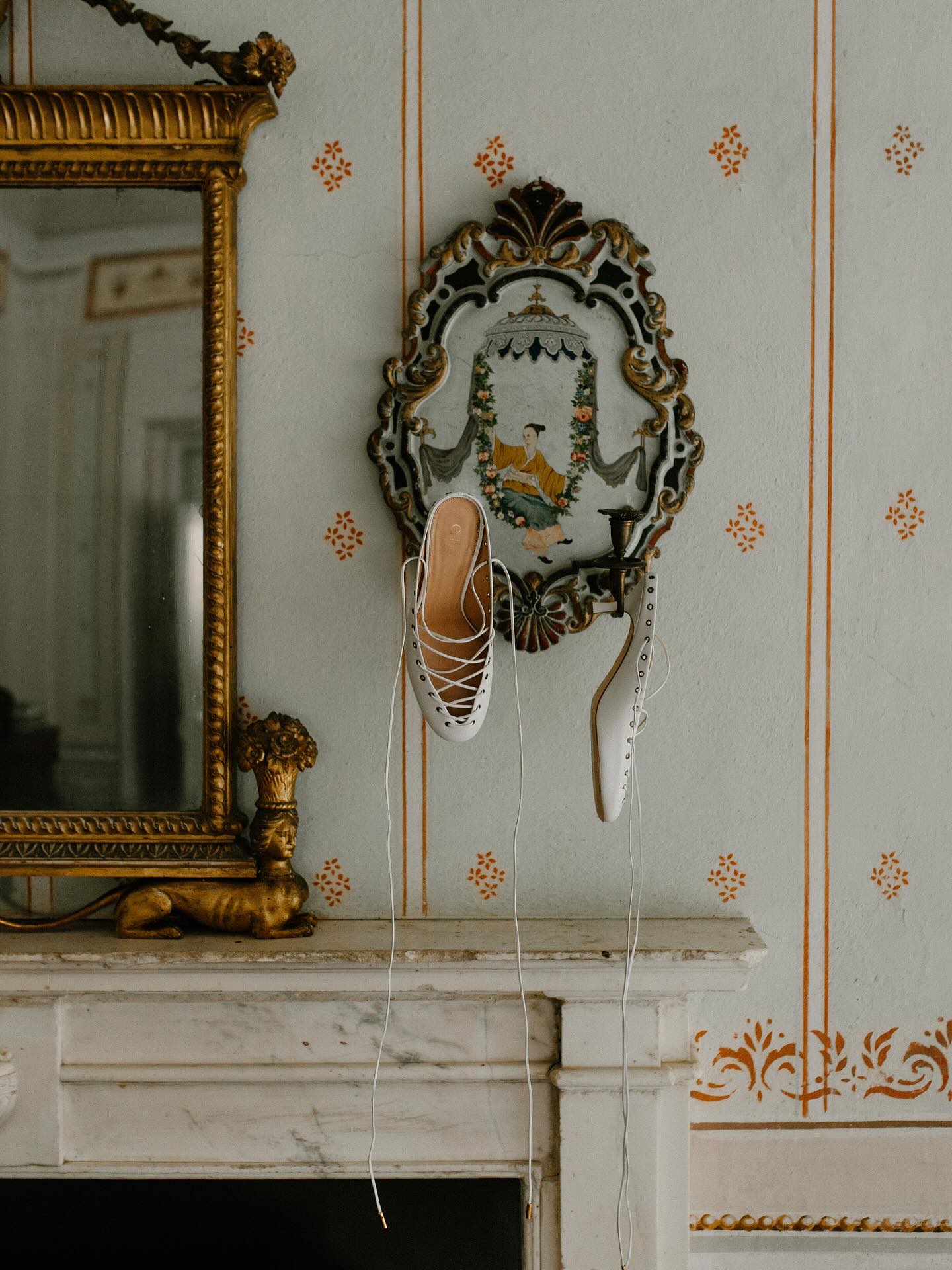 Pour ce moment qui sent la poudre libre et le parfum,j'avais envie d'un look doux, fun et un peu décalé.
Photos 1, 4 et 5 par les talentueux @clarisseetjohan
Robe @aniyerecords
Chaussures @chloe
Lieu @castellodicelsa
#boudoir #rococo #preparatifsdemariage #lamarieeenrose #designdemode #weddingvibe #weddingstyles #weddinddesigner #weddingdecor