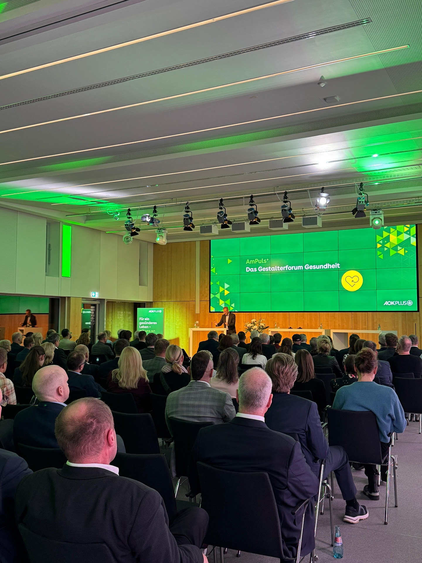 🎥 Spannende Videoproduktion für die AOK PLUS! Unser Kameramann & Cutter Jonas war beim Gesundheitsforum in Dresden unterwegs – mit vielen spannenden Einblicken rund um Gesundheit, Prävention und Zukunftsthemen! 💚 Der neue AOK-Vorstand wurde ebenfalls vorgestellt! 👏