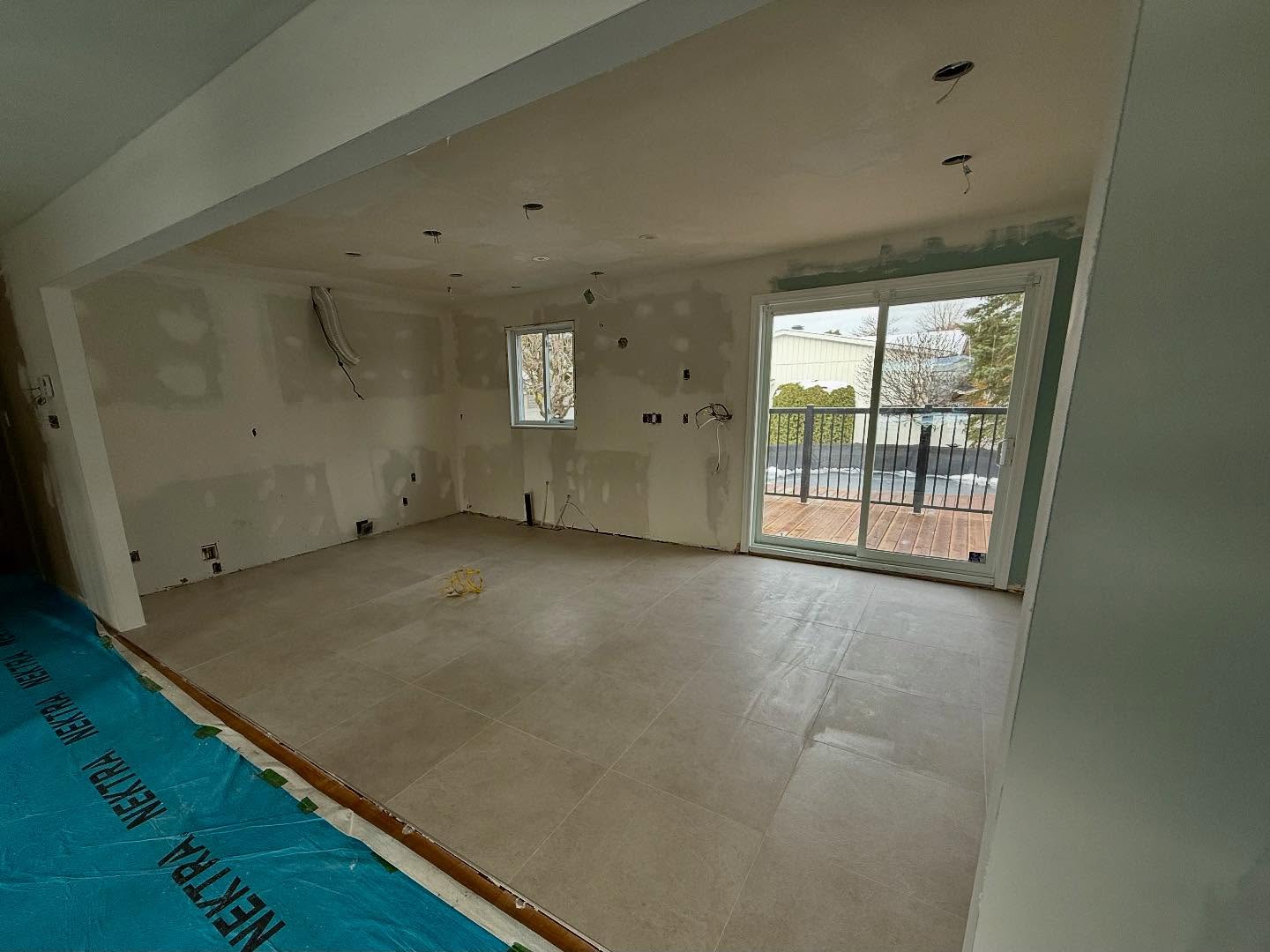 On a fait le tour de nos chantiers cette semaine. On a terminé la céramique dans la cuisine du projet Champs-Fleurie. On continue le plâtre dans le salon et la cuisine du projet Félix-Leclerc. Finalement, on prépare le plancher pour la douche italienne. @murmur_interieurs #constructionvcm #doucheitalienne #céramique #chantier #cuisine